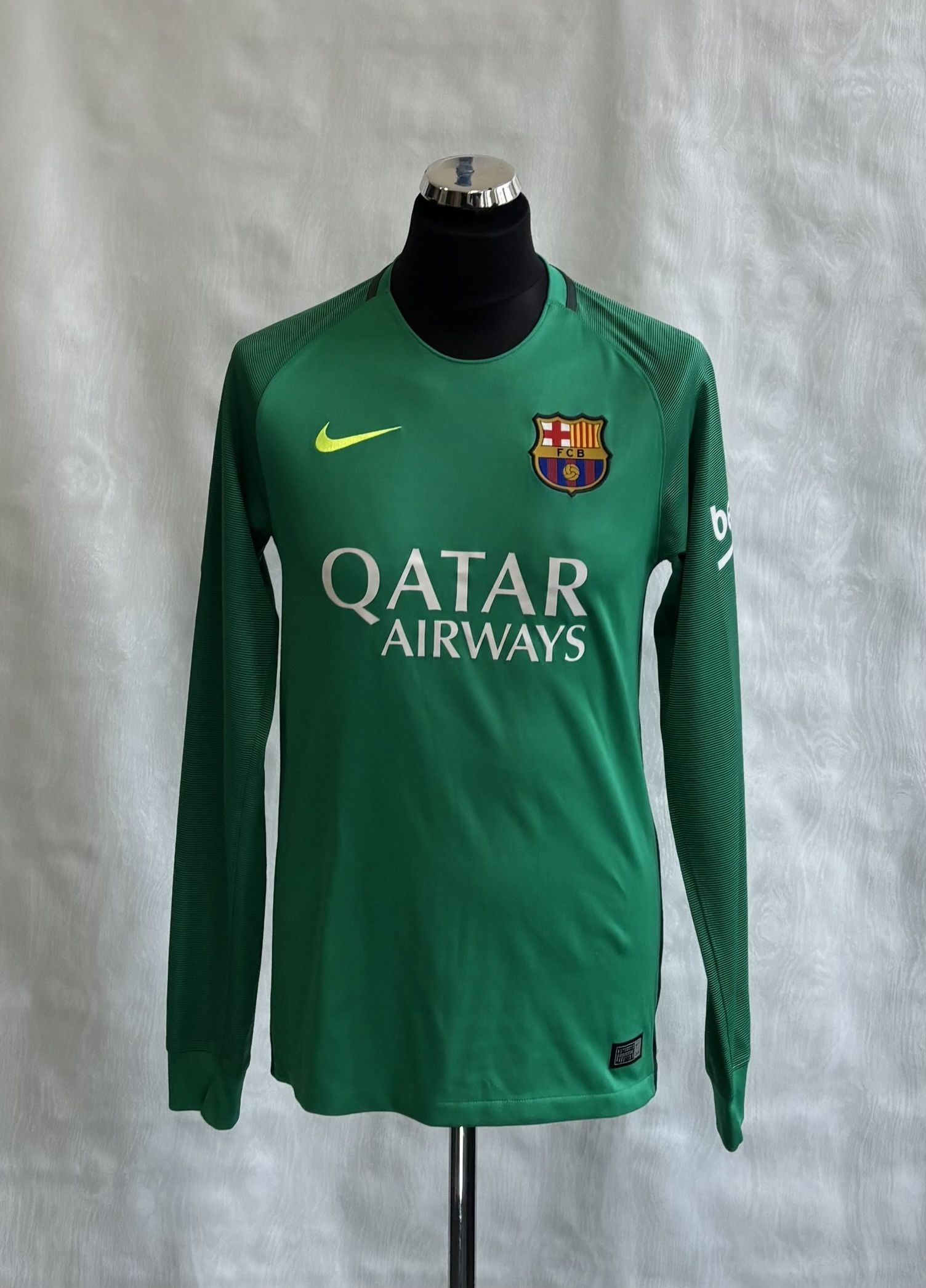 Nike FC Barcelona 2016/2017 Elias #1 Nike Goalkeeper Shirt Size S Size US S / EU 44-46 / 1 - 1 Thumbnail