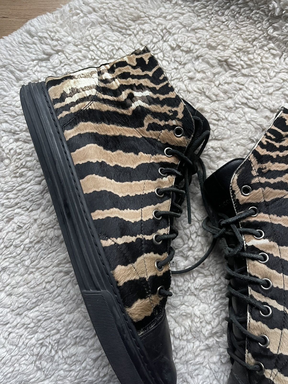 Gucci Gucci pony hair leather tiger print hi top sneakers Size US 9 / EU 42 - 5 Thumbnail