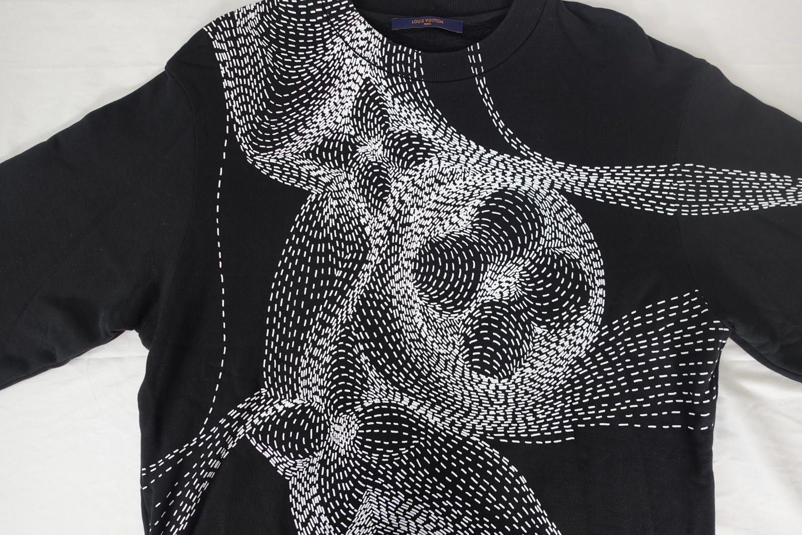 Louis Vuitton Louis Vuitton Flower Print Sweatshirt in Black Size ONE SIZE - 3 Thumbnail