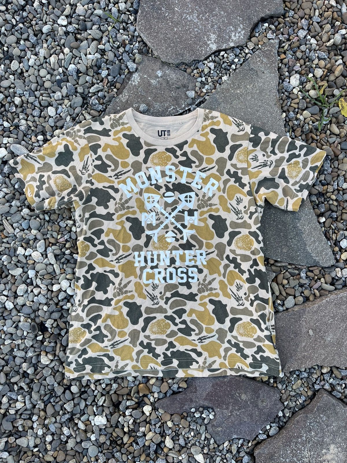 Japanese Brand × Uniqlo Uni Qlo x Monster Hunter Cross camo anime t-shirt tee Size US S / EU 44-46 / 1 - 1 Thumbnail