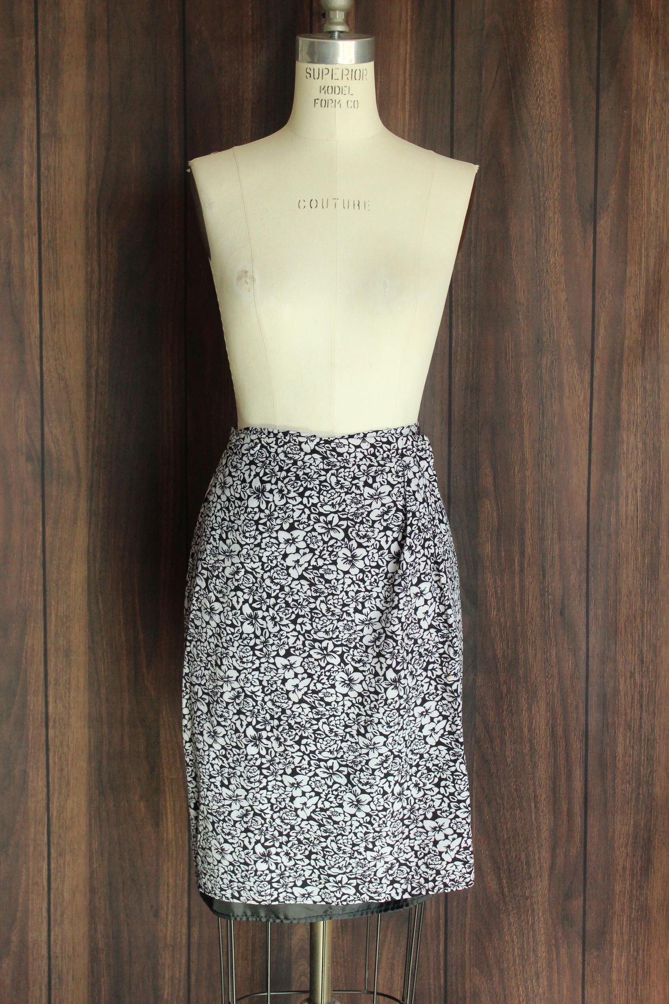 Vintage Vintage 1990s 2000s Wrap Skirt, Liz Claiborne Black and Whit Size 30" / US 8 / IT 44 - 2 Thumbnail