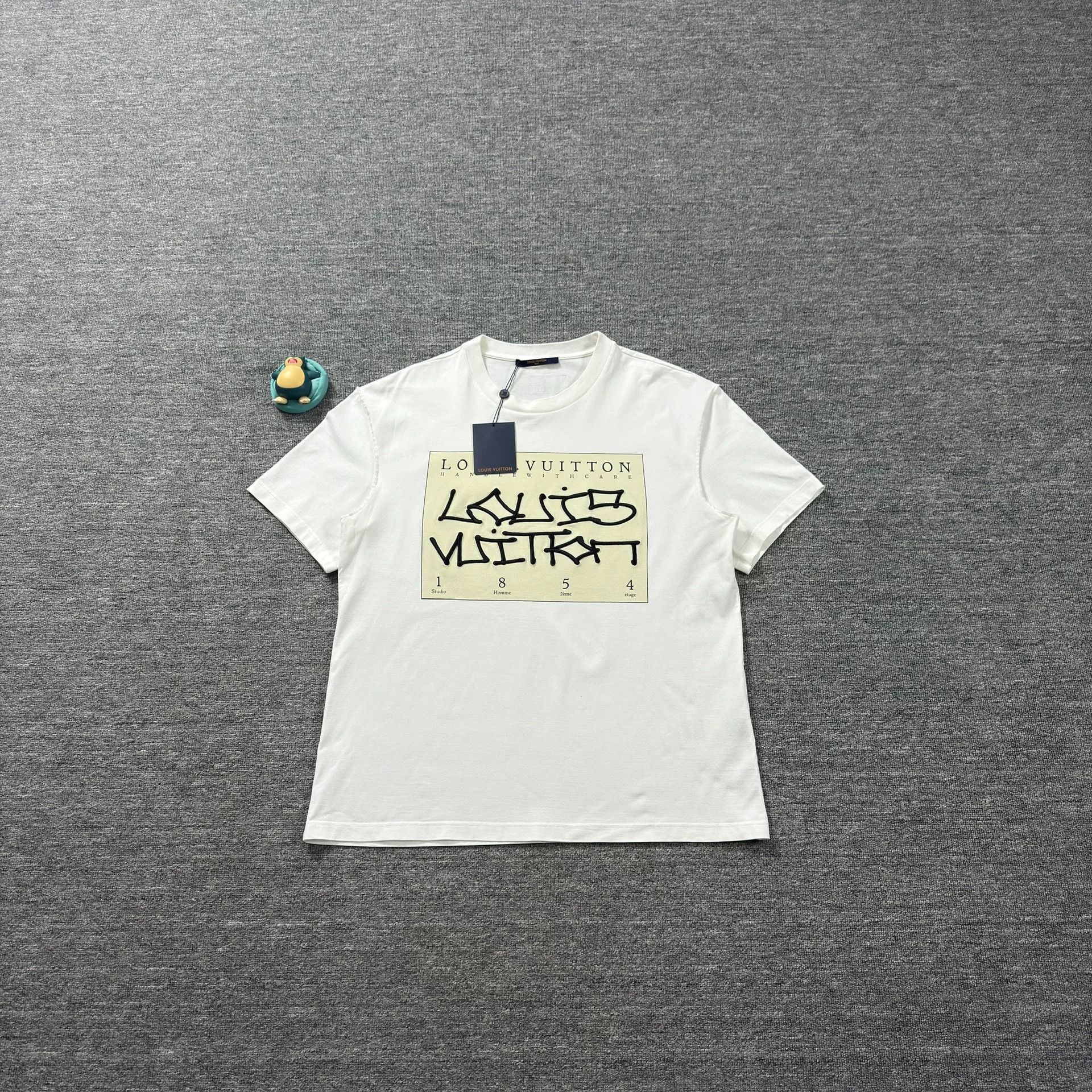 Louis Vuitton Louis Vuitton Handle With Care Graffiti T-Shirt XXL Size US XXL / EU 58 / 5 - 1 Thumbnail