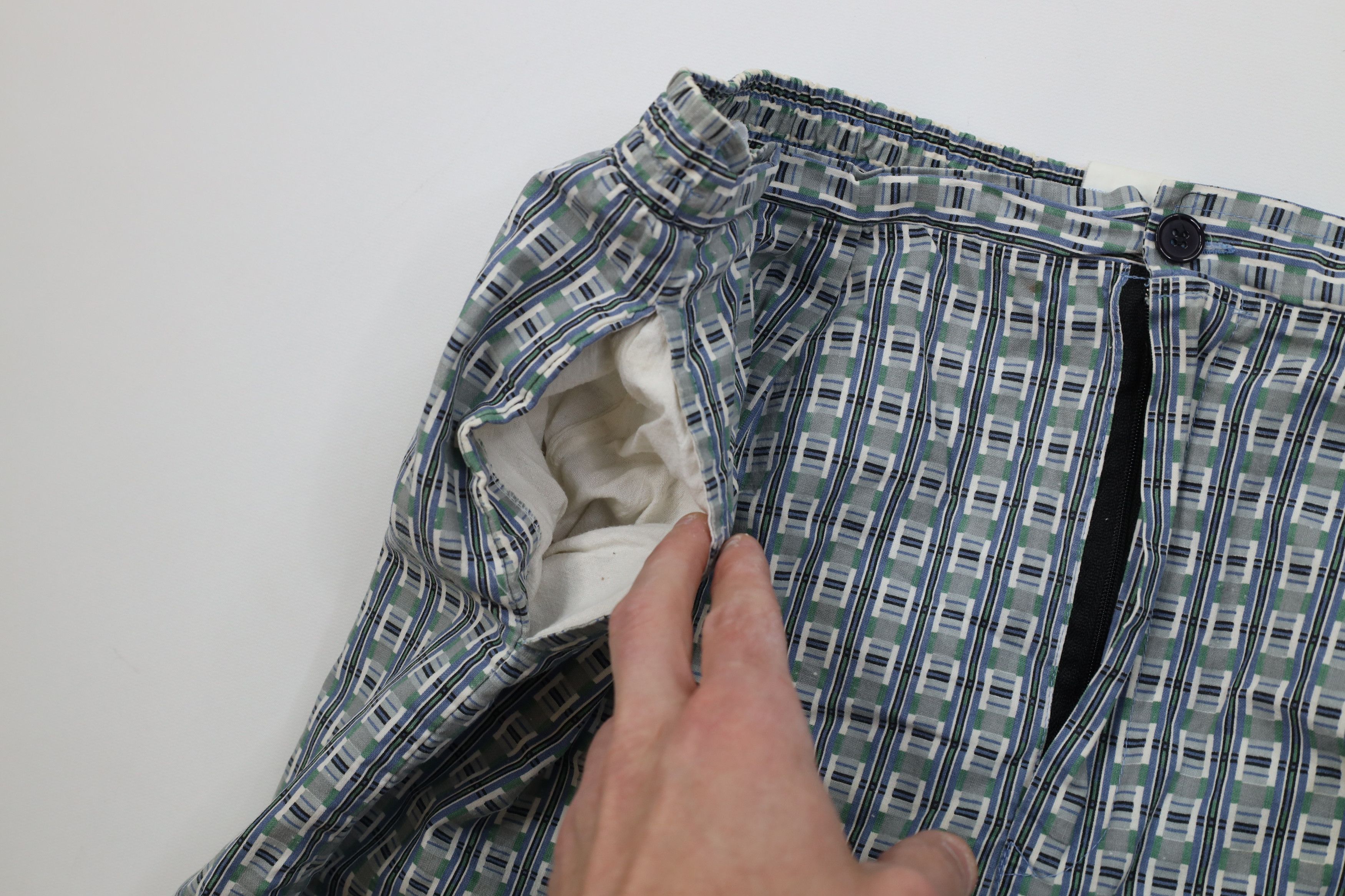 Vintage Vintage 90s Streetwear Geometric Lined Shorts Swim Trunks Size US 34 / EU 50 - 7 Thumbnail