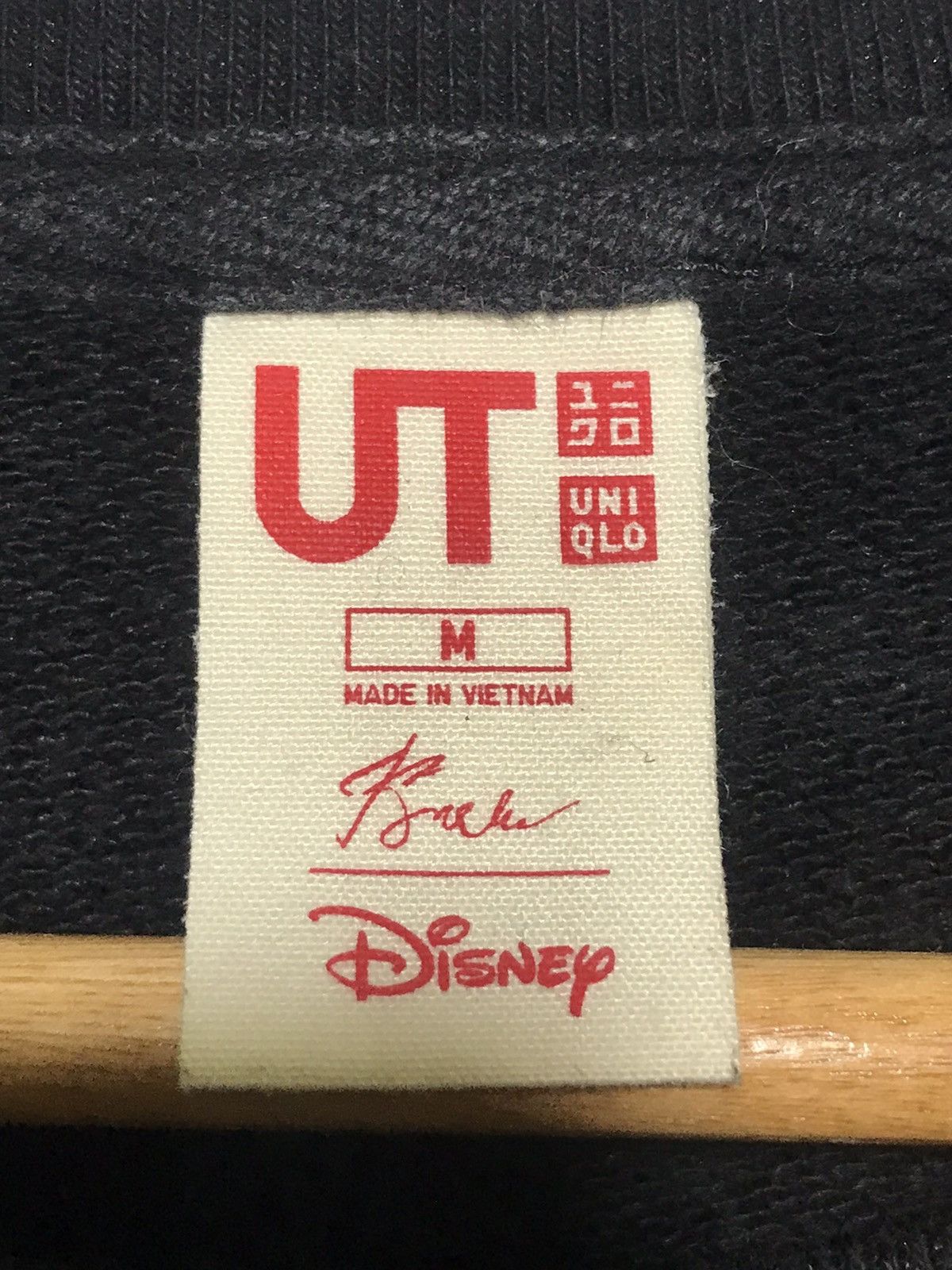 Disney × Mickey Mouse × Uniqlo 🔥Mickey Neon Logo Crewneck Sweatshirt Size US M / EU 48-50 / 2 - 4 Thumbnail
