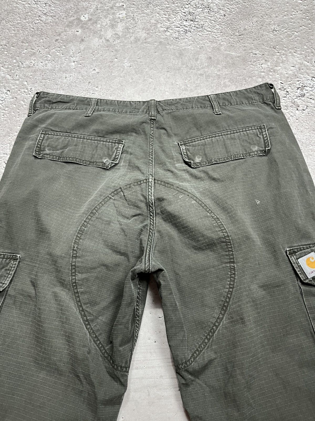 Carhartt distressed green cargo pants 38x34 rugged workwear