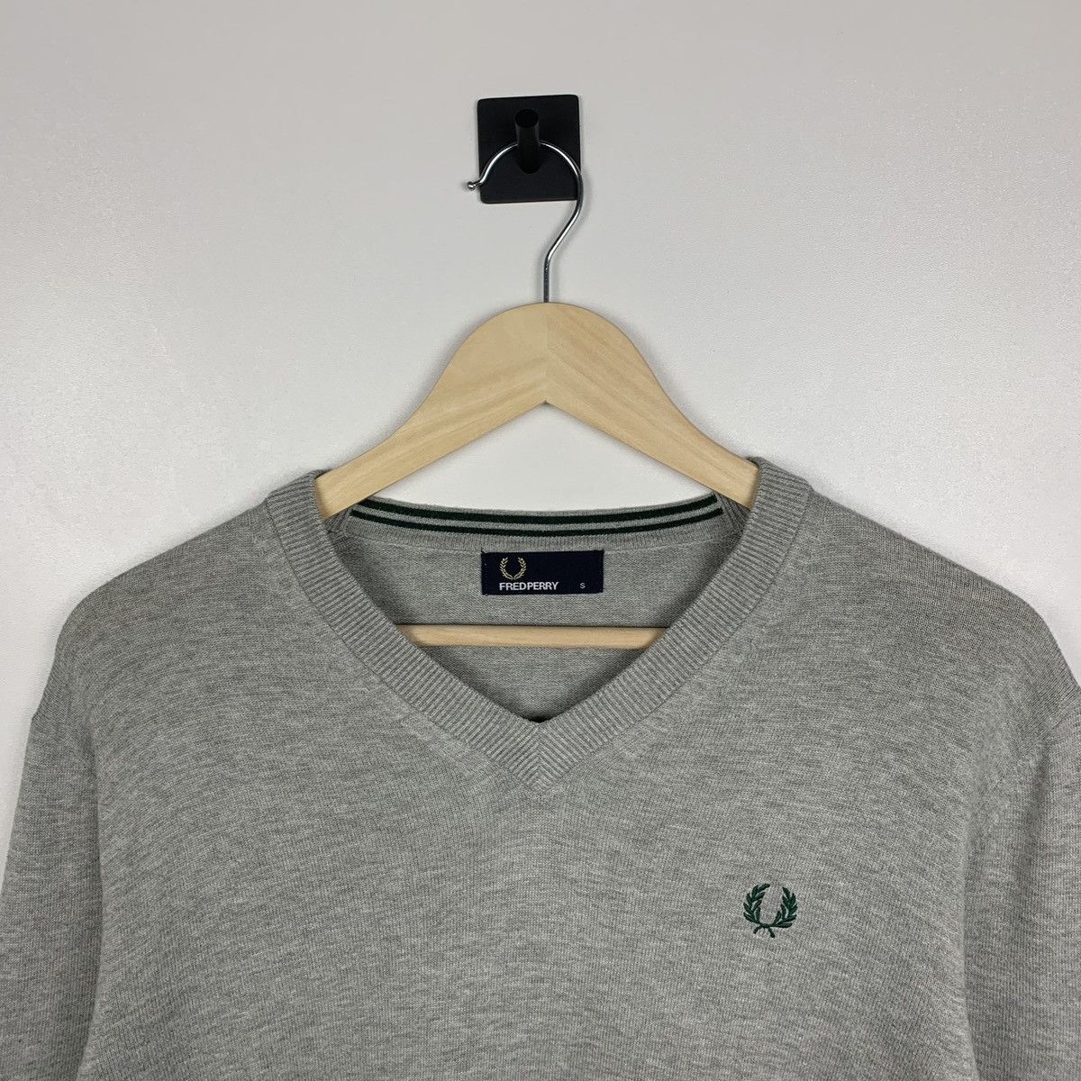 Fred Perry Fred Perry V-Neck Sweater luxury designer logo Size US S / EU 44-46 / 1 - 6 Thumbnail