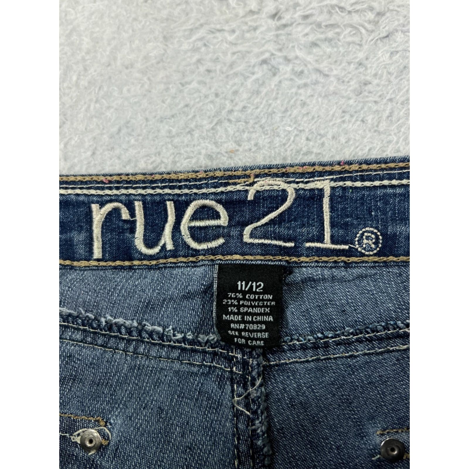 Vintage Rue21 Women's Capri Jeans Size 11 Blue Denim Embroidered Studded Cotton Blend Size 32" / US 10 / IT 46 - 4 Thumbnail