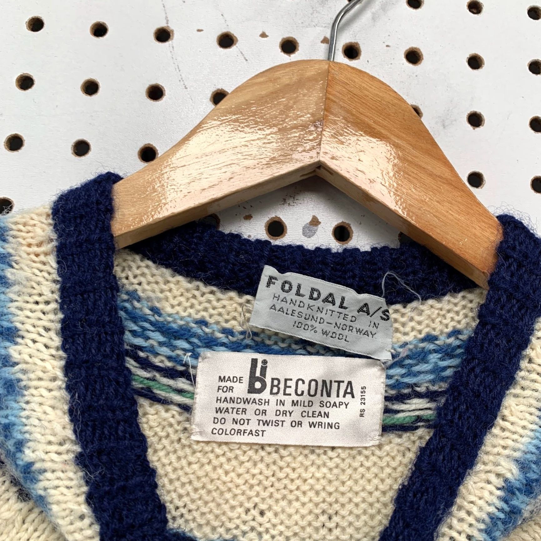 Vintage VINTAGE Foldal Norwegian Wool Hand Knit Cardigan Sweater Womens XS Beige Nordic Crew Neck Long Sleeve 100% Wool Knit Cardigan USA? Size XS / US 0-2 / IT 36-38 - 3 Thumbnail