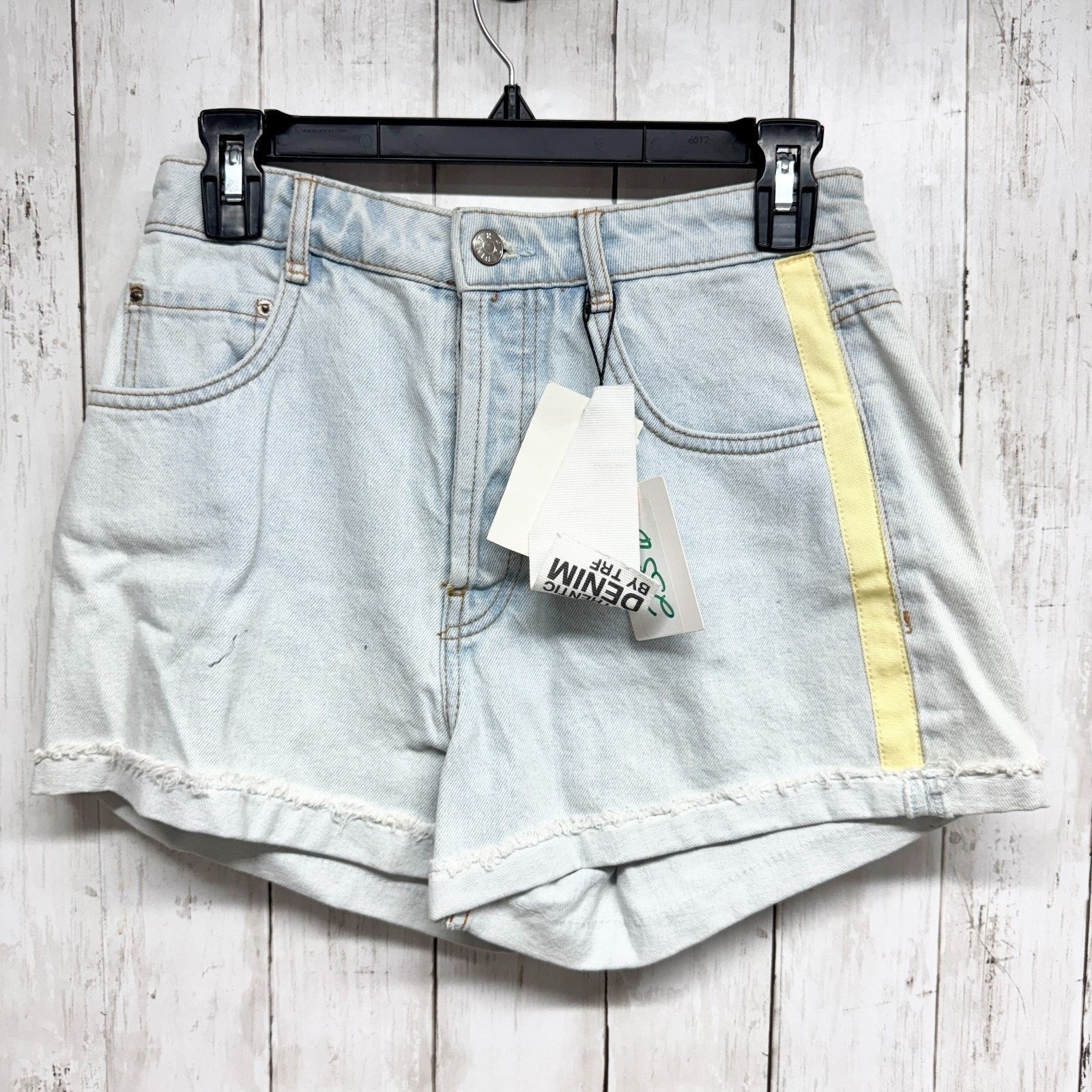Zara Zara Shorts SZ 6 Hi-Rise Hot Pant Light Denim Cuffed NWT Size 28" / US 6 / IT 42 - 1 Thumbnail