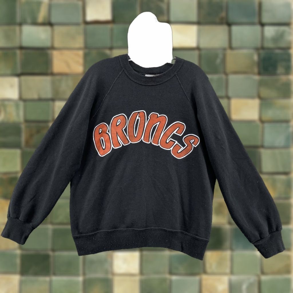 Vintage VINTAGE Bassett-Walker Broncs Sweatshirt Mens Large Black Football Western Rodeo Y2k Fibers Graphic Print Crew Neck Pullover Size US L / EU 52-54 / 3 - 1 Thumbnail