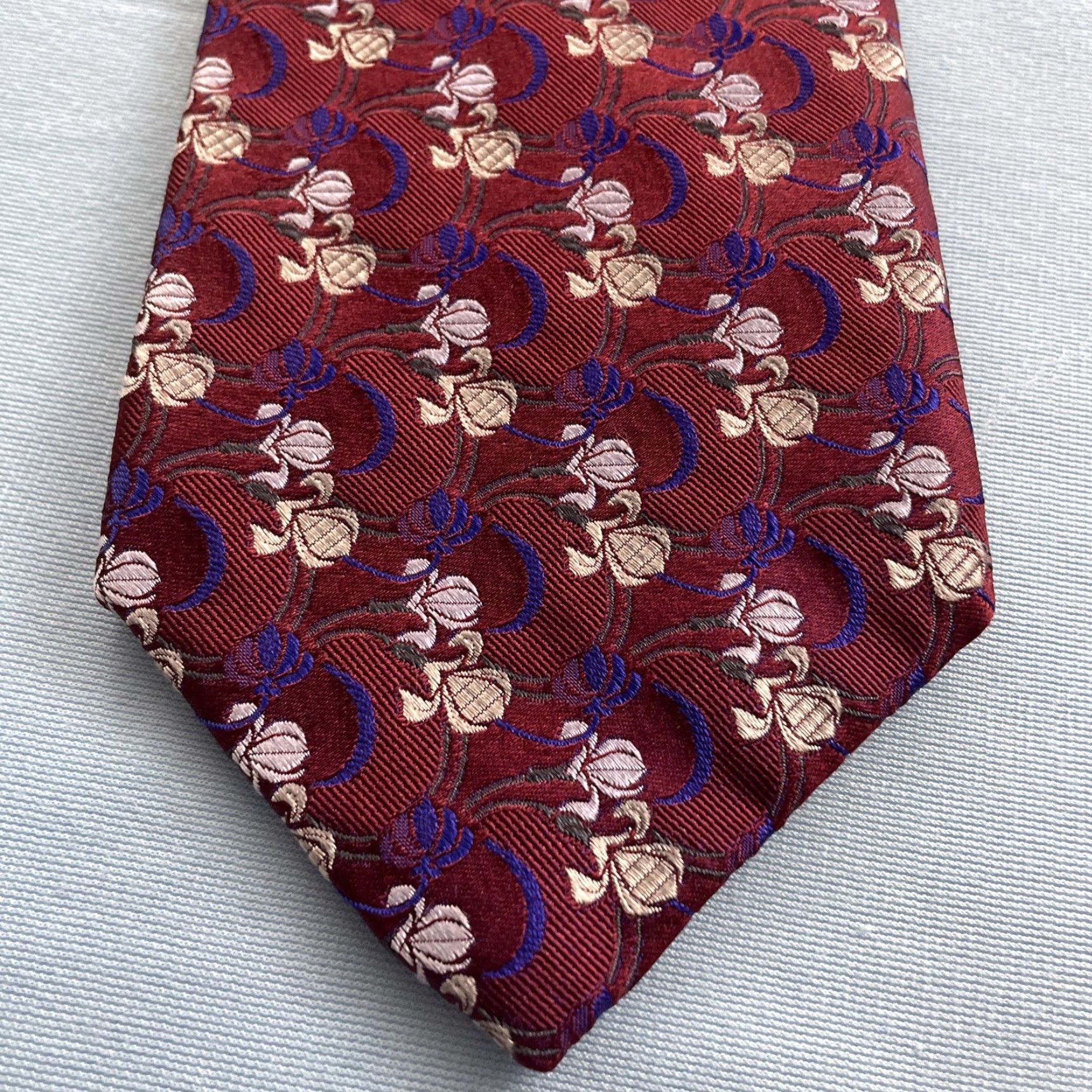 Robert Talbott VINTAGE Robert Talbott Best of Class Medallion Tie 100% Silk Made USA Red Blue Geometric Classic 57"-60" Men's Tie Size ONE SIZE - 6 Thumbnail
