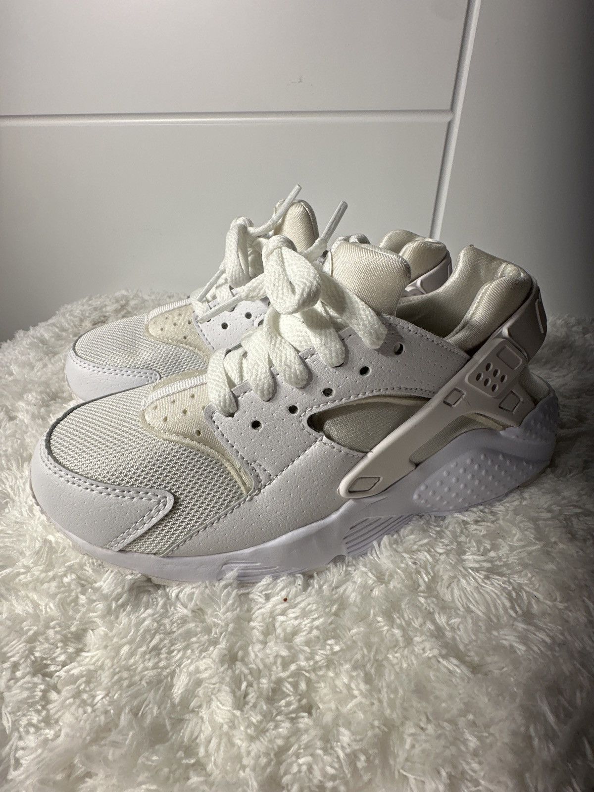 Nike Nike Huarache Run GS Whiteout White Sneakers Size US 5.5 / IT 35.5 - 2 Thumbnail