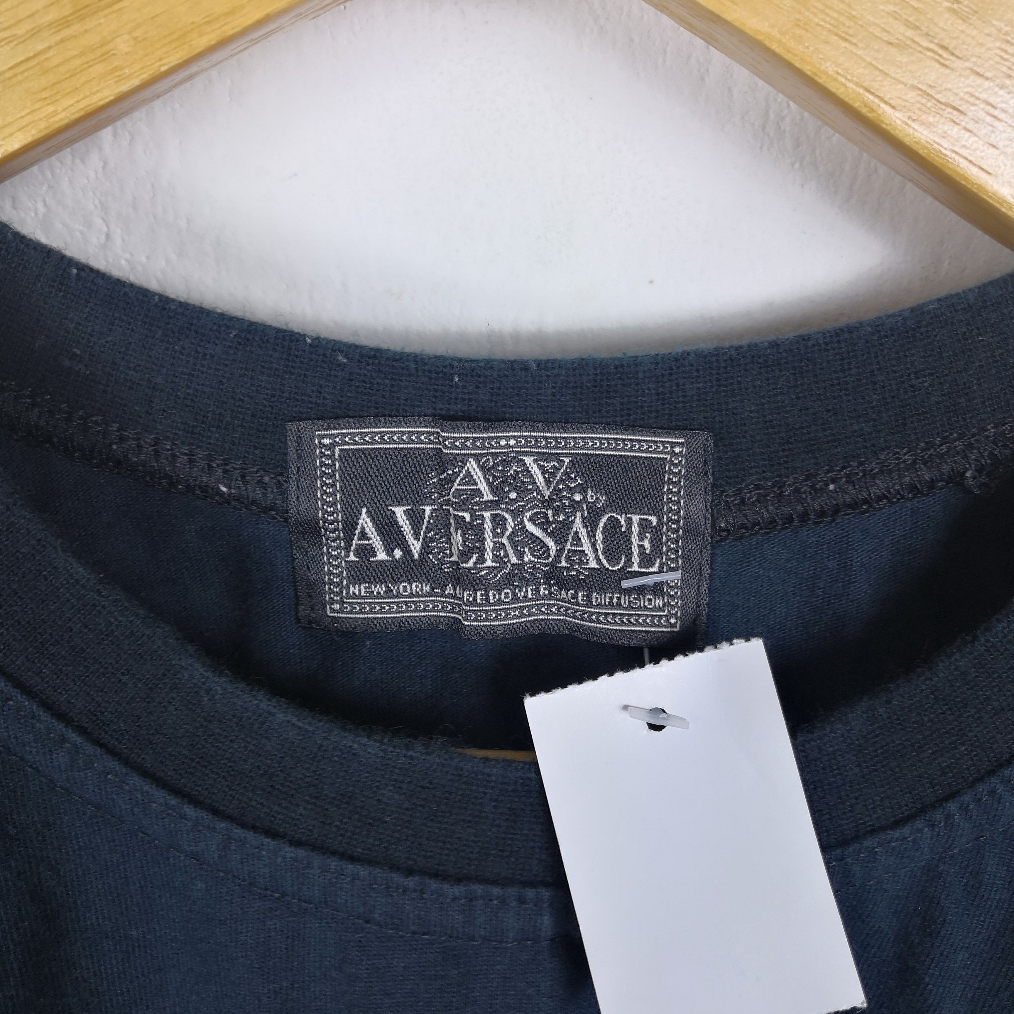 Japanese Brand Vintage 90s Versace T-Shirt Versace Medusa Crewneck Tees Size M / US 6-8 / IT 42-44 - 5 Thumbnail