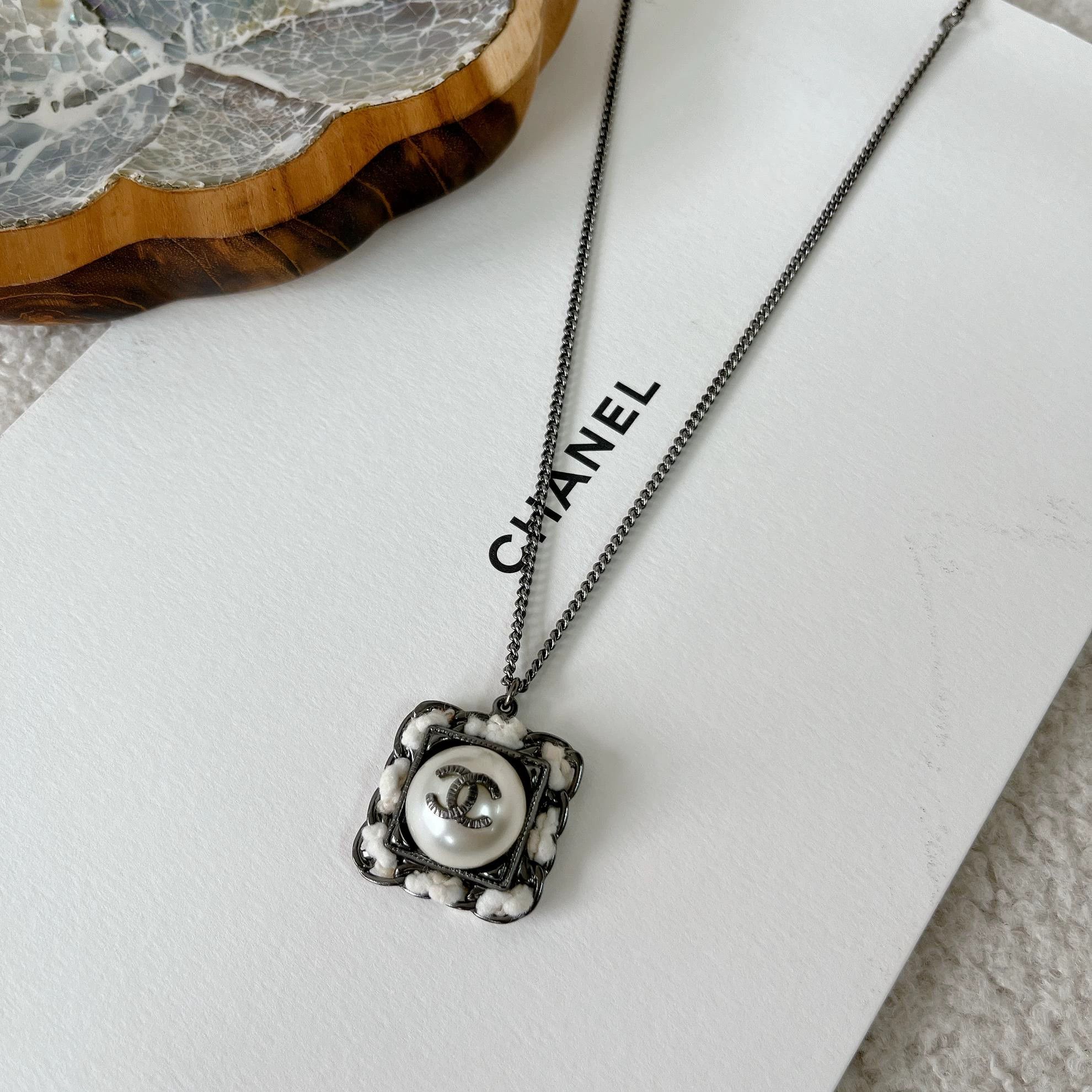 Chanel Chanel Pearl Necklace 0975 Size ONE SIZE - 2 Thumbnail