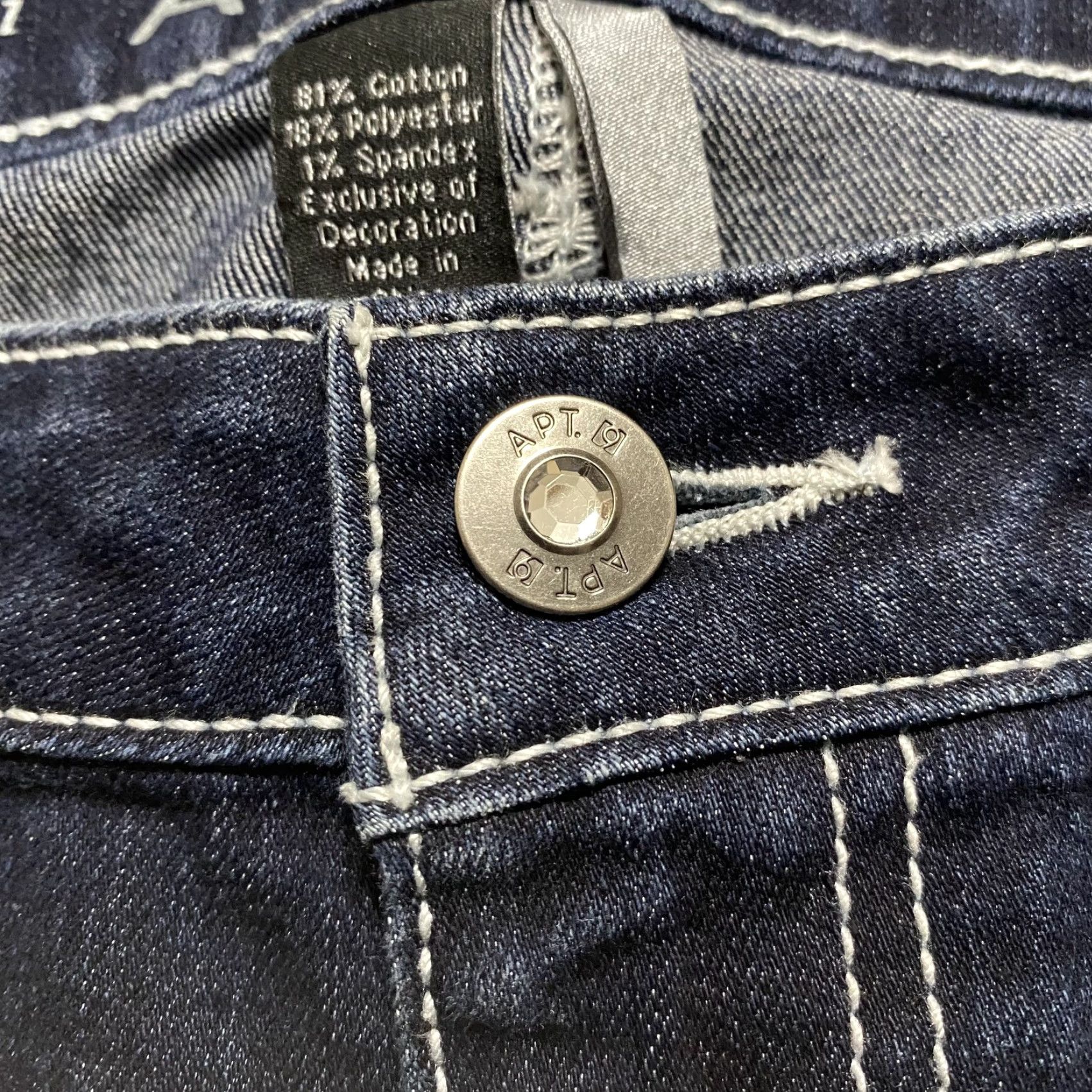 Apt. 9 Apt. 9 Jeans Womens Sz 4 Capri Denim Blue Dark Wash Straight Rhinestone Pockets Size 27" / US 4 / IT 40 - 4 Thumbnail