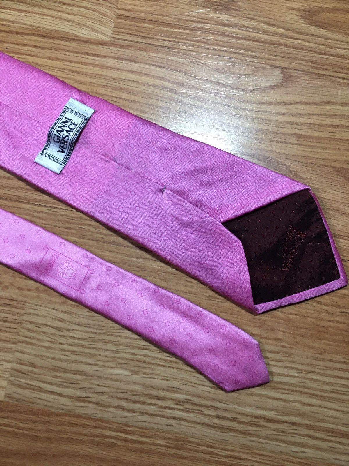 Versace GIANNI VERSACE Dark Pink Medusa Silk Mens Italy Tie Vintage Size ONE SIZE - 4 Thumbnail