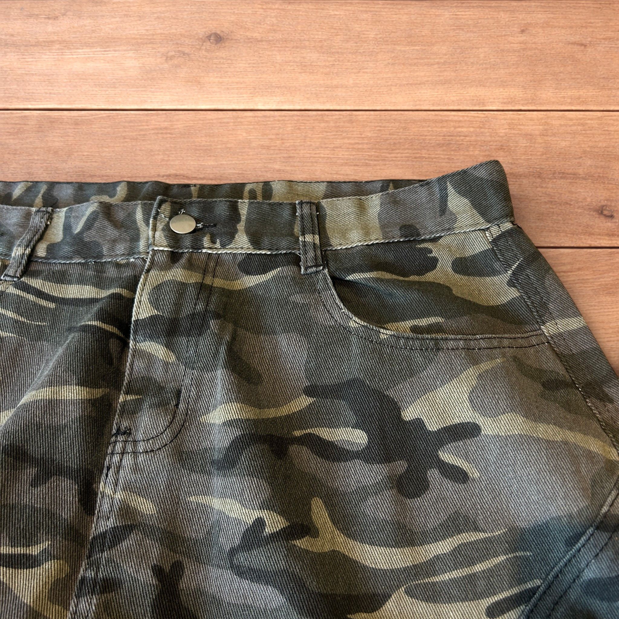 Japanese Brand Super baggy wide leg cargo carpenter trousers in army camo. Size US 34 / EU 50 - 3 Thumbnail