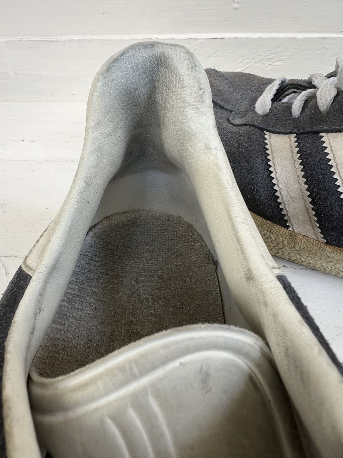 Adidas RARE Vintage Adidas Gazelle Navy Blue Suede White Shoes Size US 9 / EU 42 - 15 Thumbnail