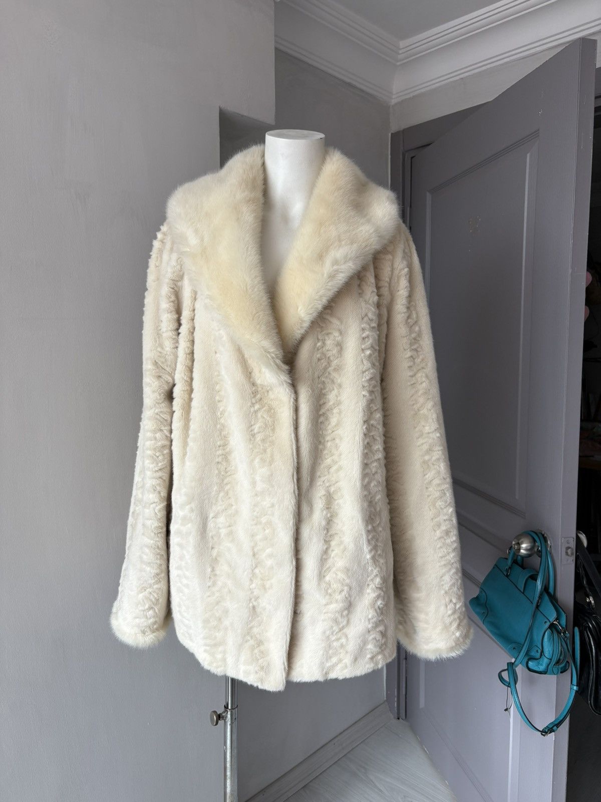 Vintage 90’s faux fur coat Size L / US 10 / IT 46 - 10 Thumbnail