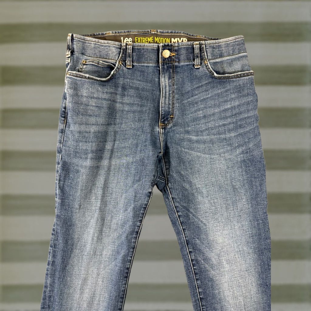 Lee Lee Extreme Motion MVP Jeans Mens 38x32 Blue Denim Straight Fit Tapered Leg Stretch Jeans Mens Regular Waist 37in Blue Denim Size US 38 / EU 54 - 1 Thumbnail