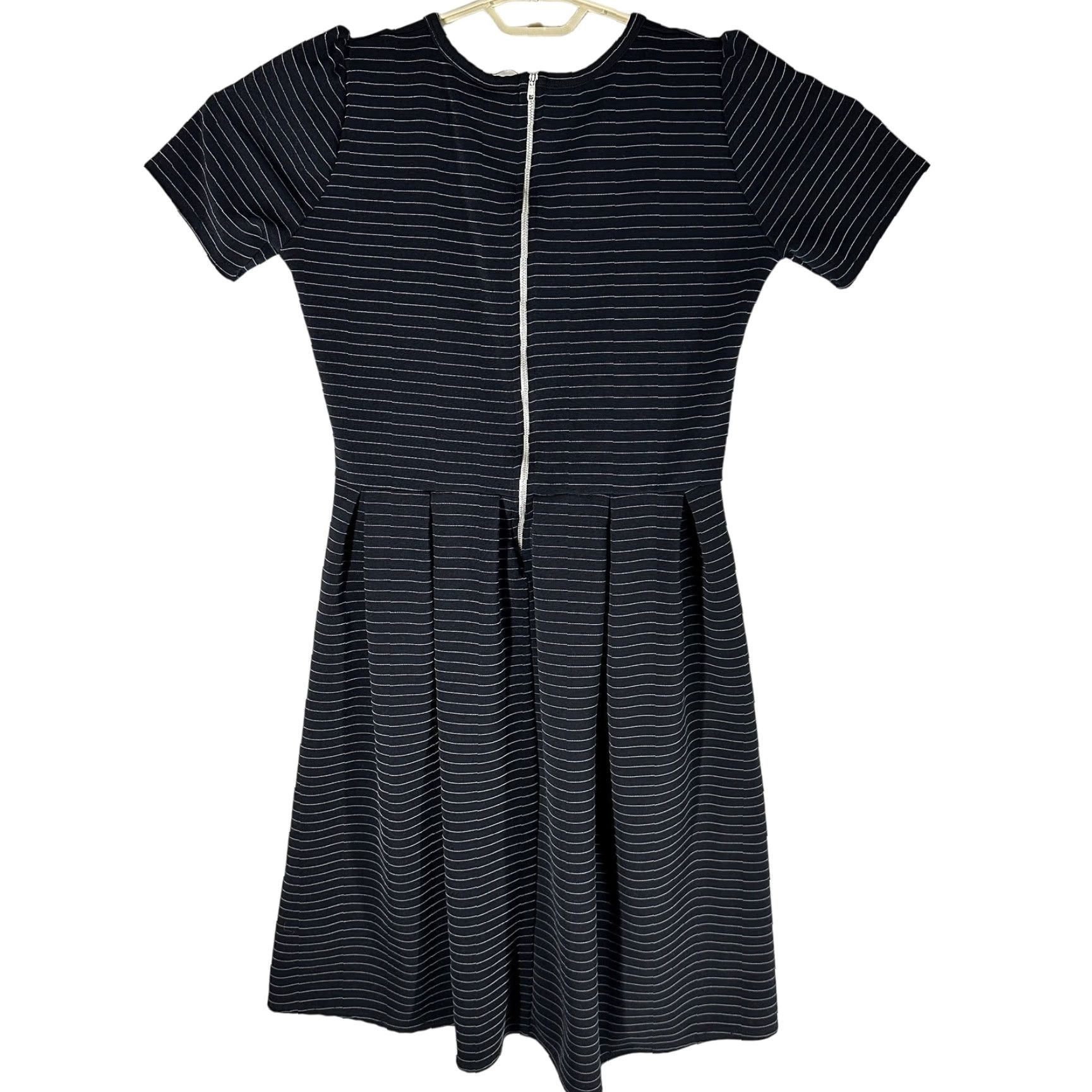 Vintage **LULAROE MIDSIDE BLACK WHITE STRIPED ZIP FIT FLARE L** User: **LULAROE MIDISIDE BLACK WHITE STRIPED SIZE L ZIP FIT FLARE** Size 36" / US 14 / IT 50 - 2 Thumbnail