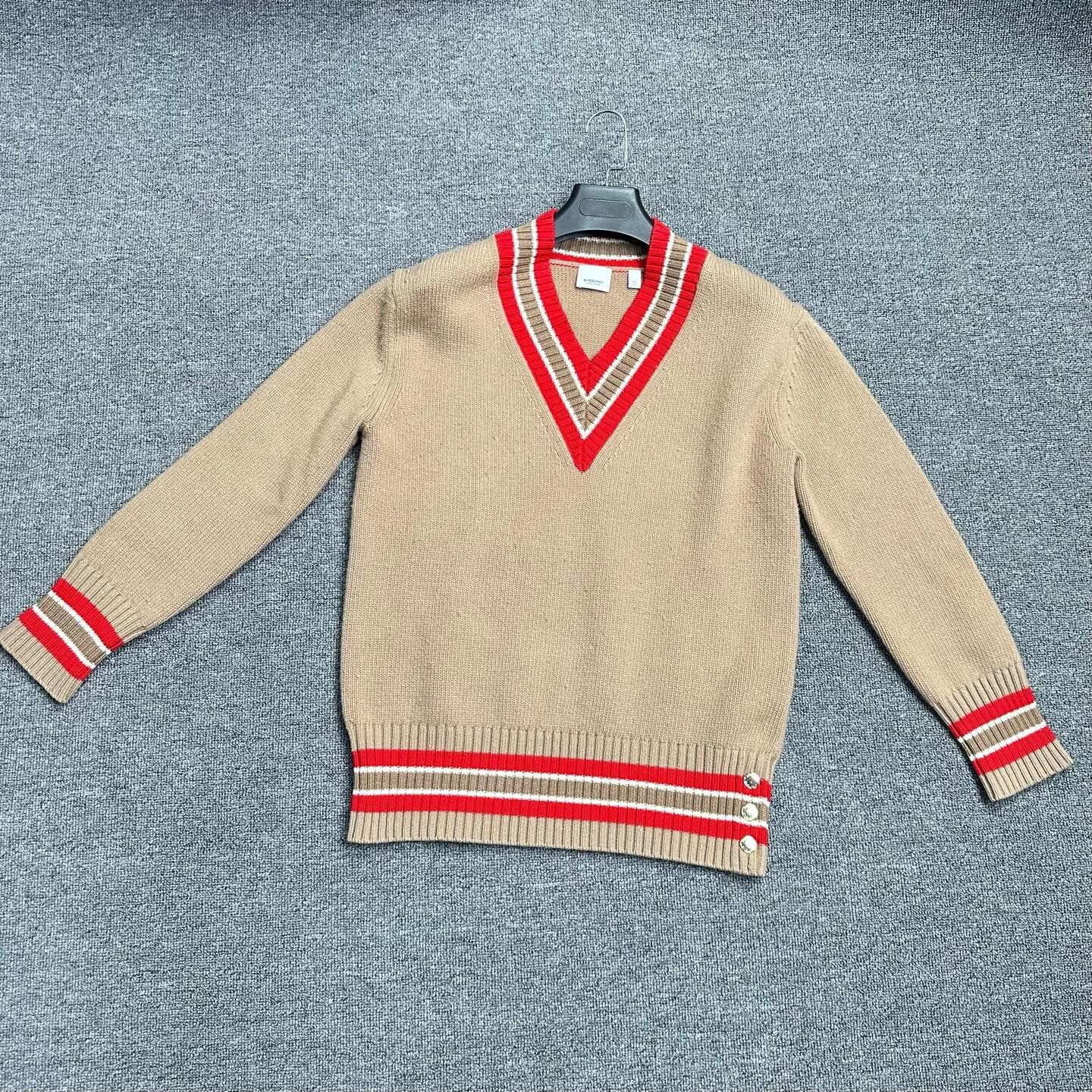 Burberry Burberry V-neck Knit Sweater XS Size XS / US 0-2 / IT 36-38 - 1 Thumbnail