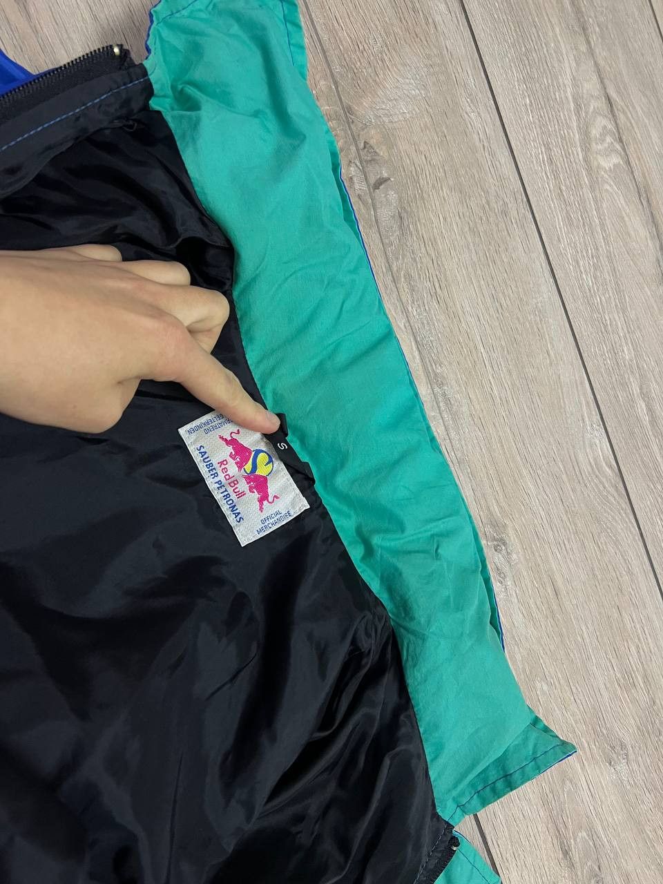 Red Bull Rare Red Bull Sauber Petronas Malaysia Rain Wind Hood Jacket Size US S / EU 44-46 / 1 - 13 Thumbnail