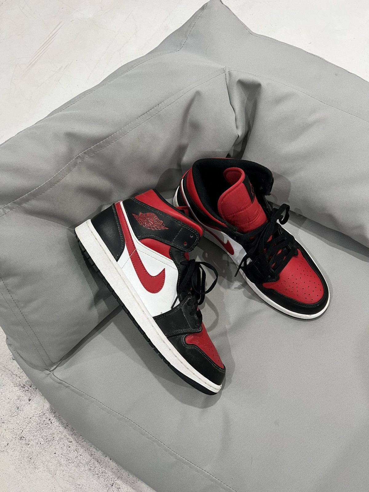 Jordan Brand × Nike 🩸RARE🩸Nike Air Jordan Mid White Black Red Shoes Size US 11 / EU 44 - 3 Thumbnail