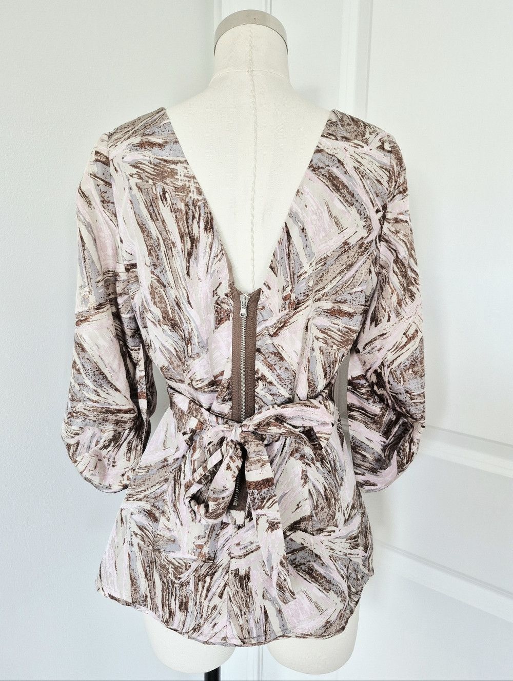 Bcbgmaxazria Pebble Combo 3/4 Puff Slv Tie-back V-neck Silk Blouse Spring Size M / US 6-8 / IT 42-44 - 4 Thumbnail