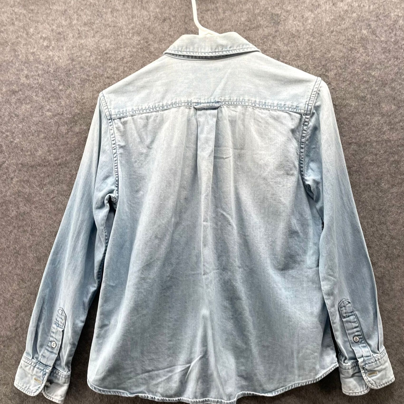 Uniqlo Uniqlo Chambray Button Down Shirt Womens M Light Blue Long Sleeve Denim Size M / US 6-8 / IT 42-44 - 2 Thumbnail