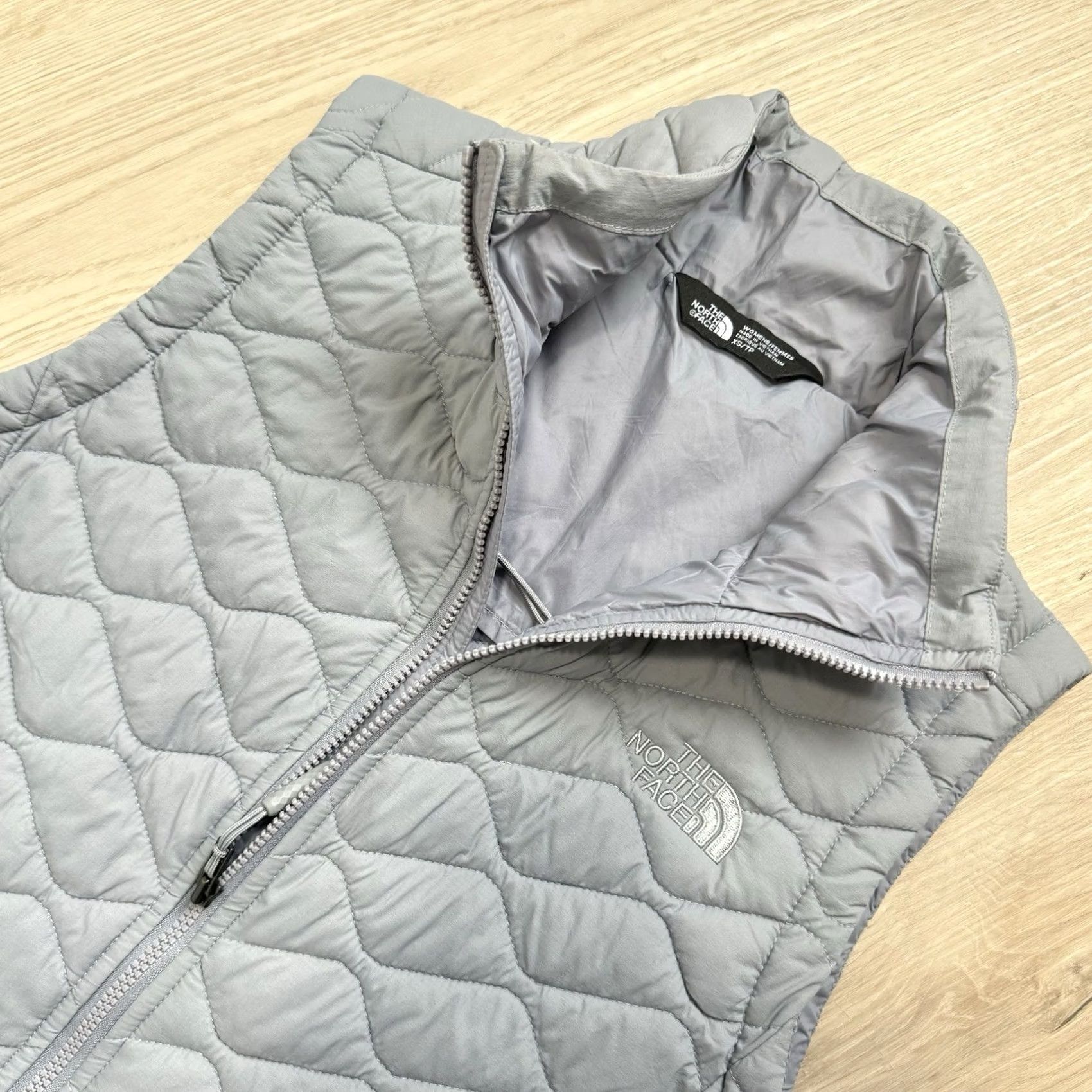 The North Face VINTAGE The North Face Quilted Thermoball Eco Puffer Vest Sleeveless Jacket Womens XS Gray Quilted Puffer Thermoball Womens XS Size XS / US 0-2 / IT 36-38 - 6 Thumbnail