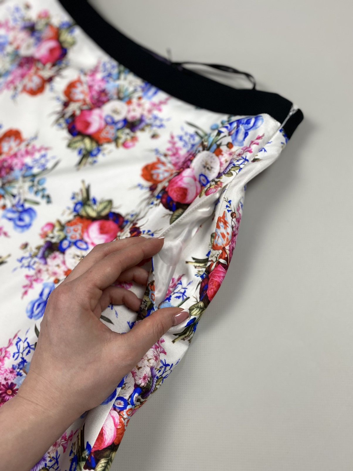 Emanuel Ungaro BNWT! Emanuel Ungaro ladies silk floral patterns skirt Size 28" / US 6 / IT 42 - 17 Thumbnail