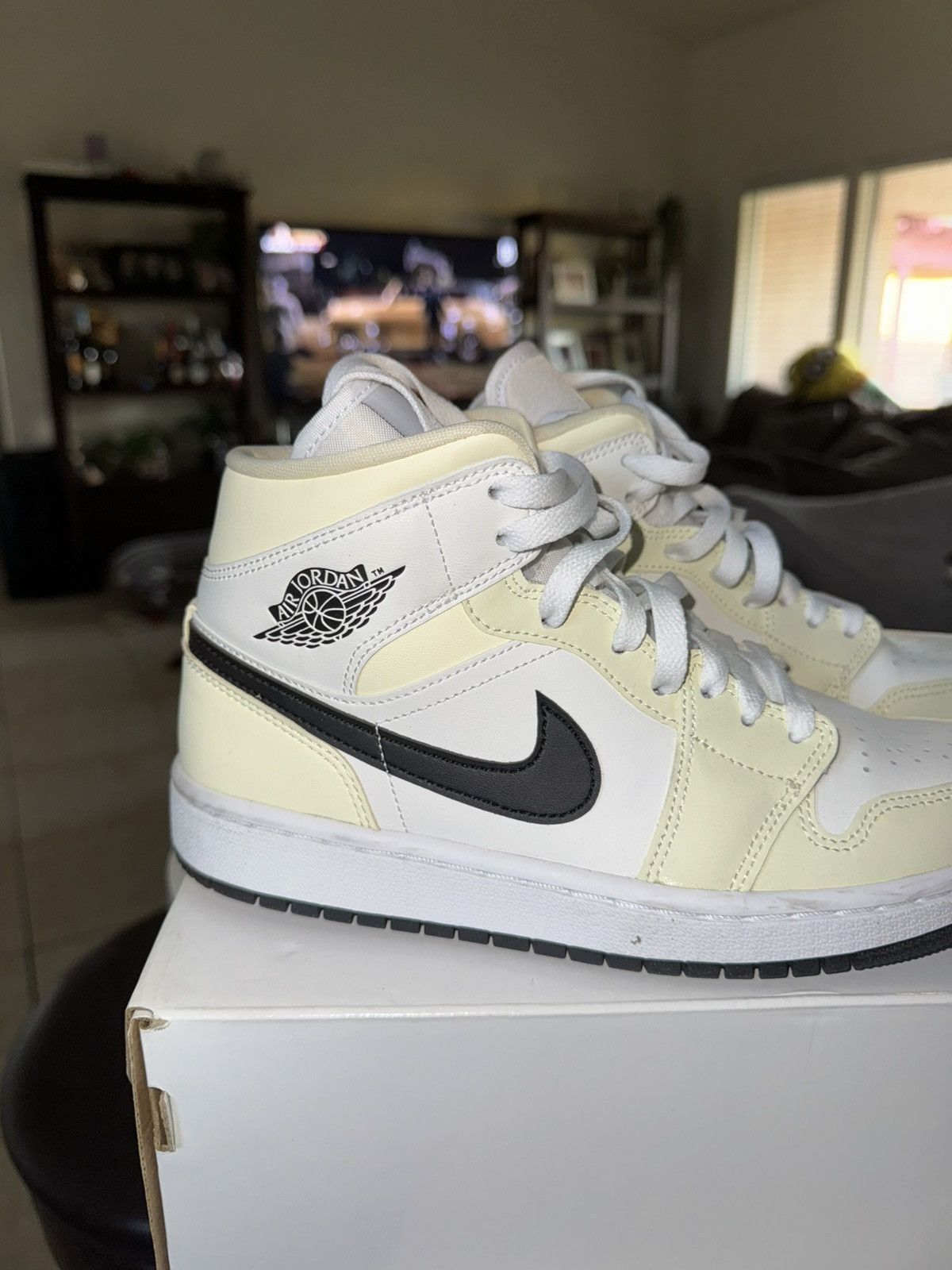 Jordan Brand WMNS AIR JORDAN 1 MID COCONUT MILK/BLACK Size US 8 / IT 38 - 2 Thumbnail