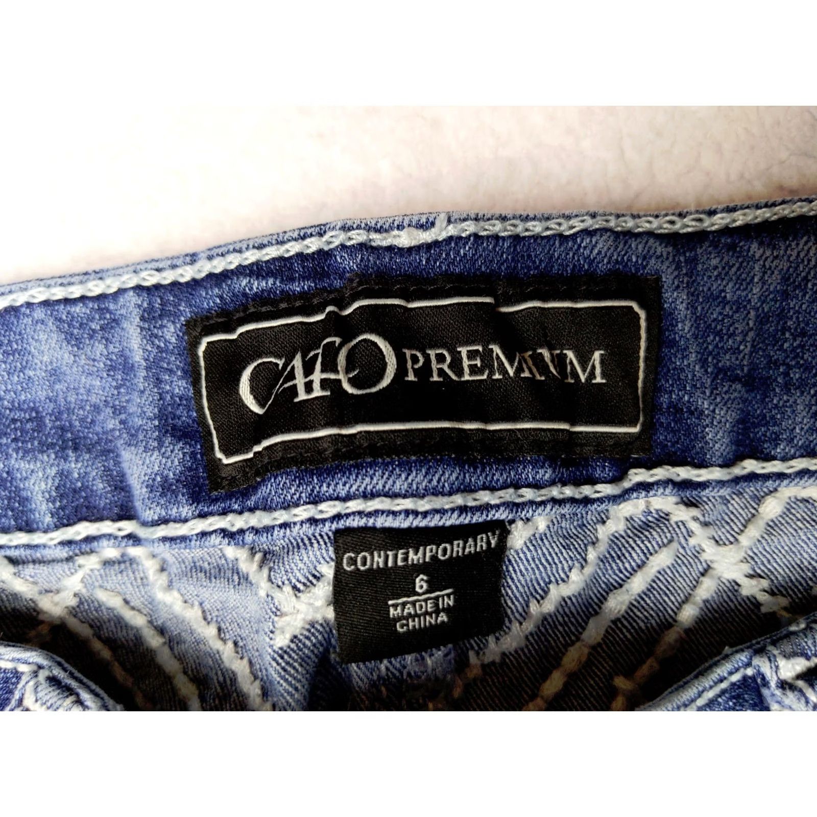 Vintage Cato Premium Contemporary Jeans Capri Crop 6 Blue Thick Stitch Flap Pocket Whiskered Embroidered Back Pocket Womens Jeans Capris Size 28" / US 6 / IT 42 - 4 Thumbnail