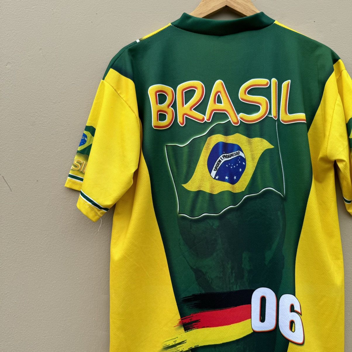 Vintage Vintage ronaldo R9 brasil football rare jersey Size US L / EU 52-54 / 3 - 4 Thumbnail