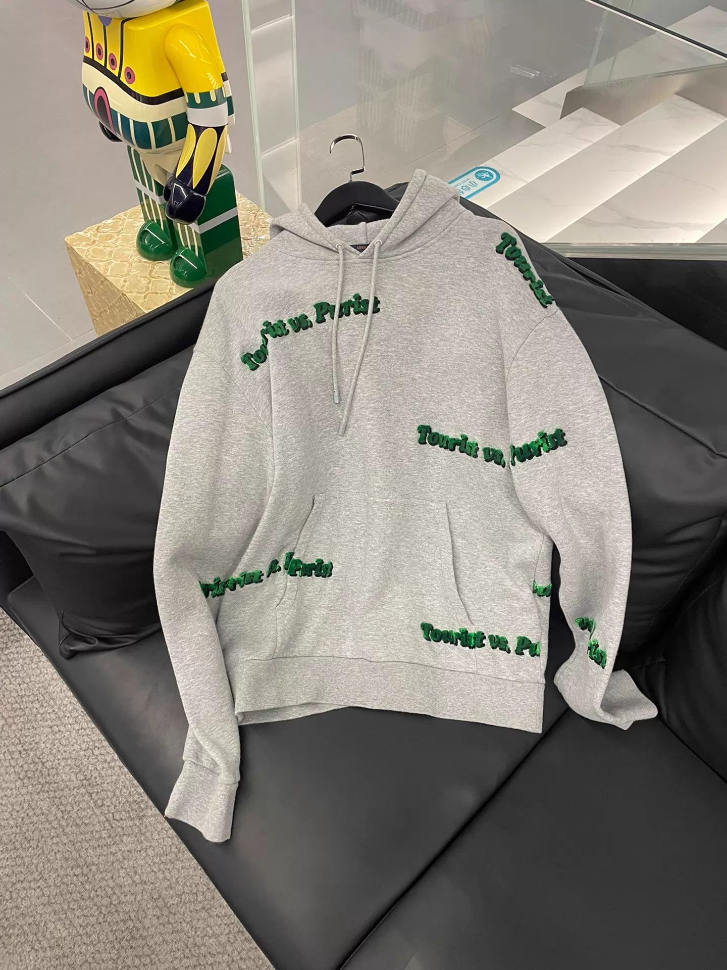Louis Vuitton Louis Vuitton logo sweatshirt L decent condition Size US L / EU 52-54 / 3 - 1 Thumbnail