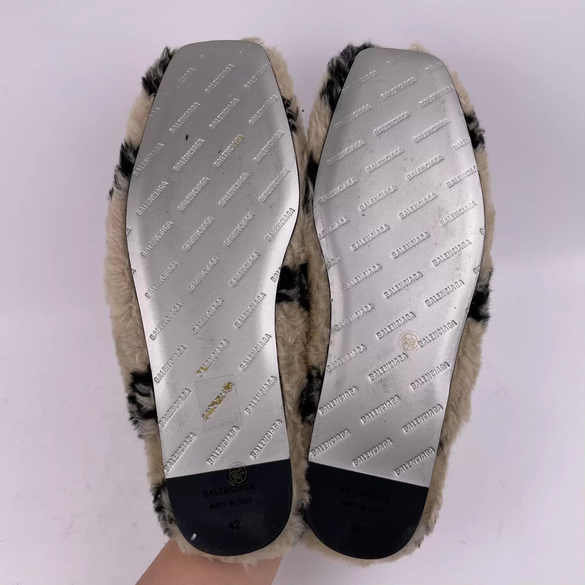 Balenciaga Balenciaga Men's White Fleece Slippers 42 Size US 9 / EU 42 - 3 Thumbnail