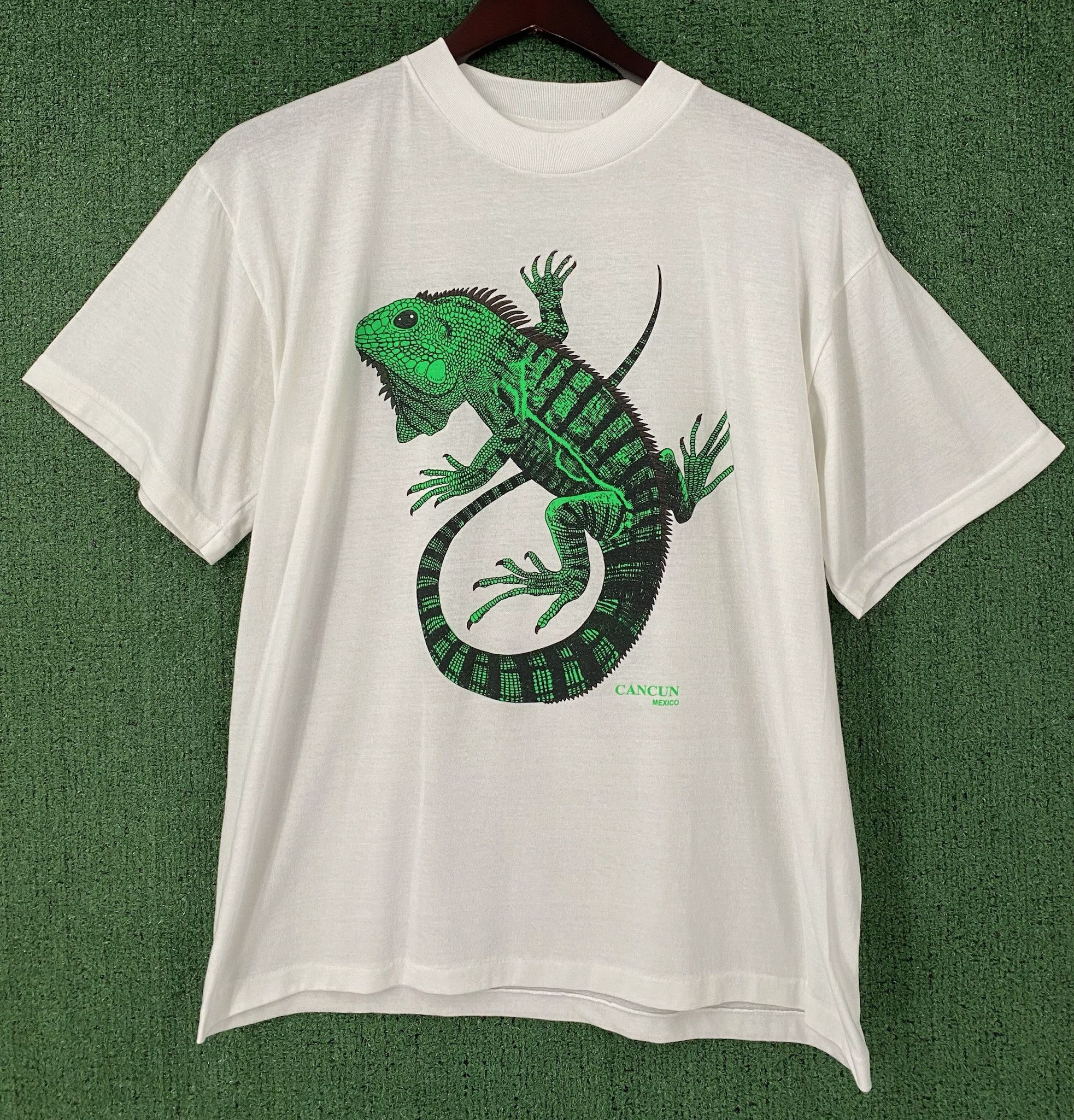 Vintage 90’s Iguana Cancun Mexico Lizard Reptile T-Shirt Mens Large Size US L / EU 52-54 / 3 - 1 Thumbnail