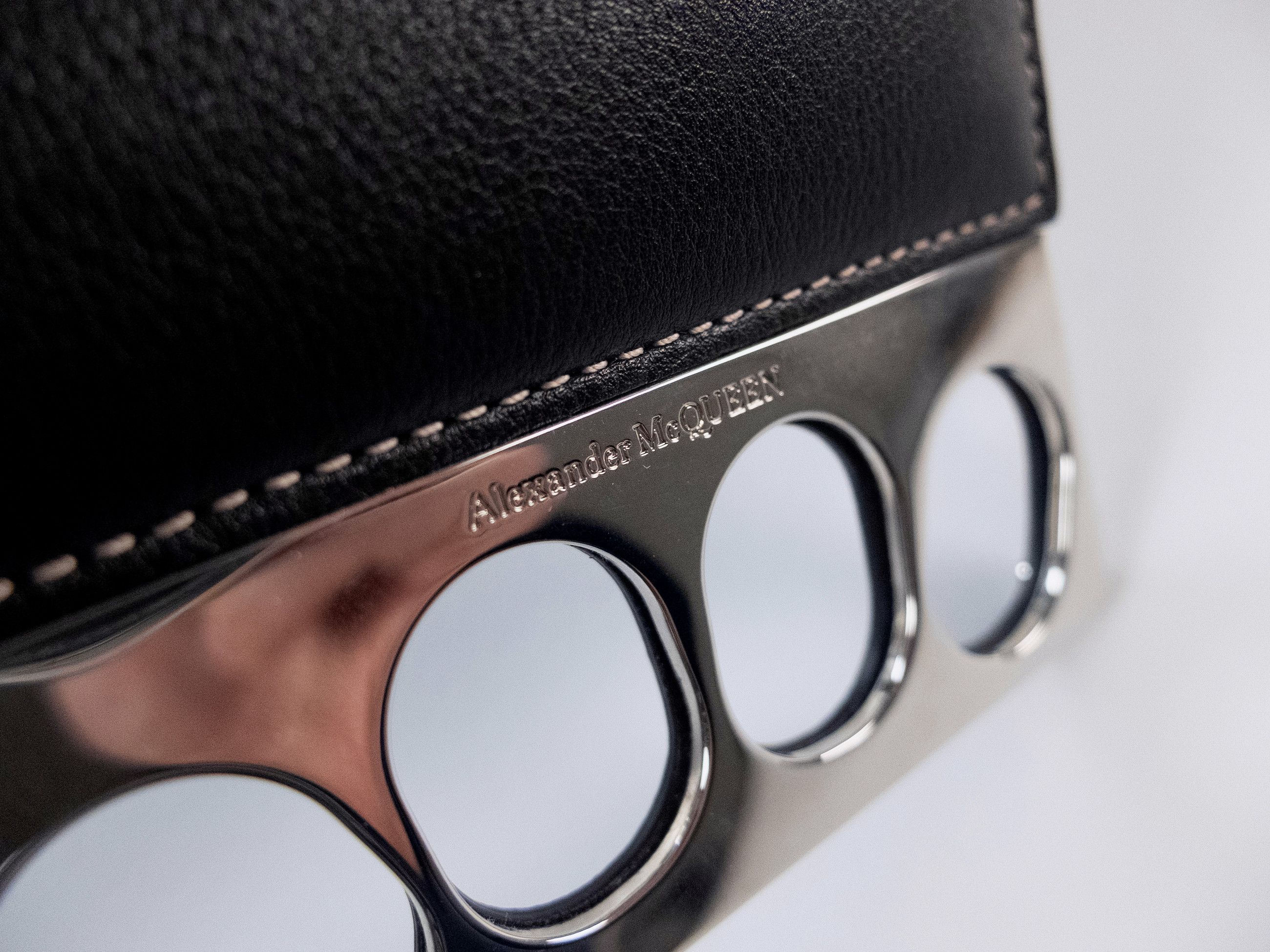 Alexander McQueen ALEXANDER MCQUEEN The Grip black leather gothic card holder Size ONE SIZE - 6 Thumbnail
