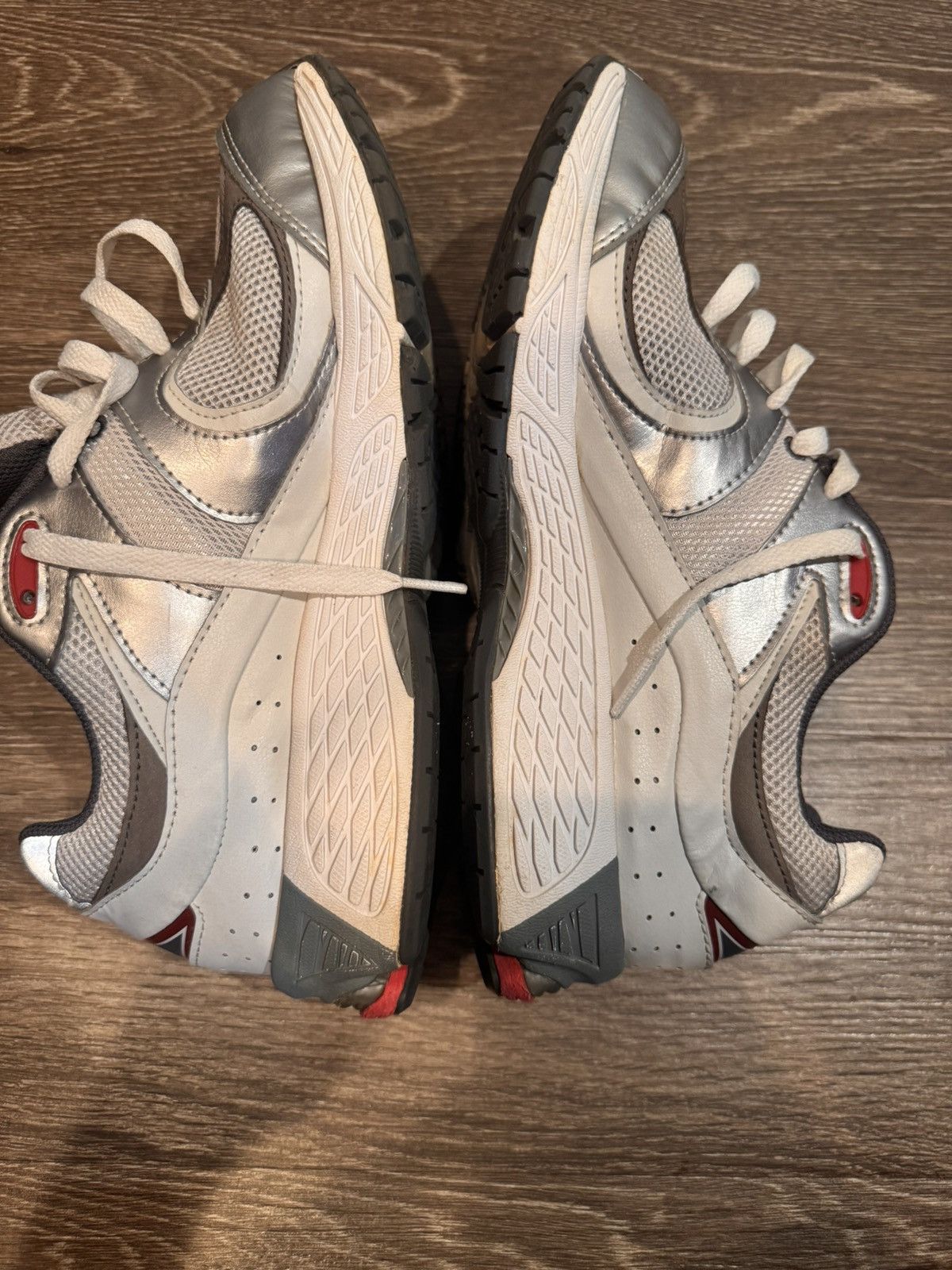 New Balance 2002r ‘Silver Metallic Team Red Size US 10 / EU 43 - 9 Thumbnail