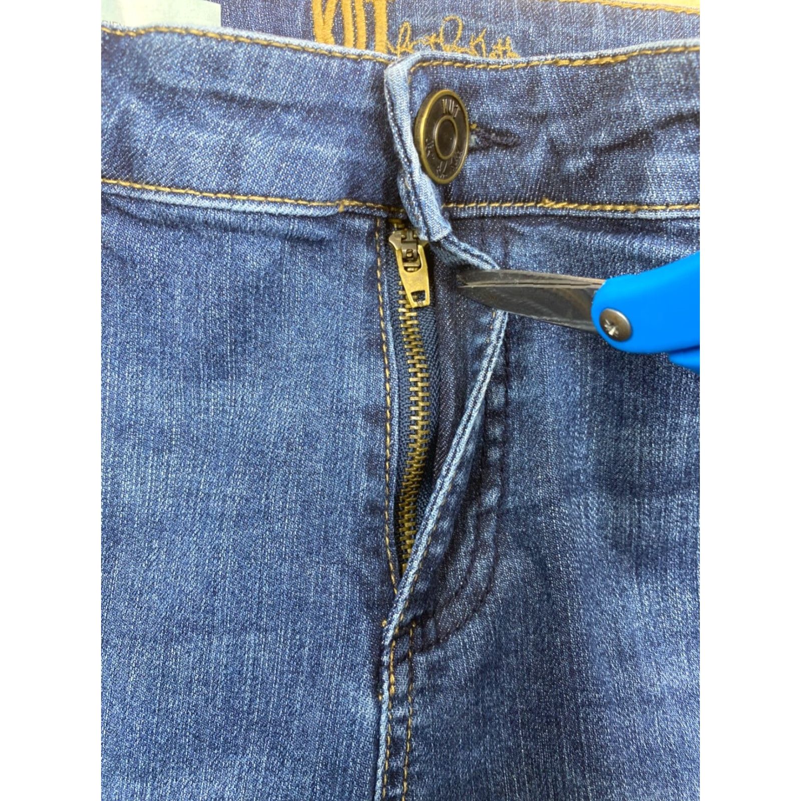 Vintage KUT from the Kloth Katy Boyfriend Jeans Womens 8 Blue Stretch Denim Casual Mid Rise 29 Inseam Jeans Womens Size 30" / US 8 / IT 44 - 3 Thumbnail
