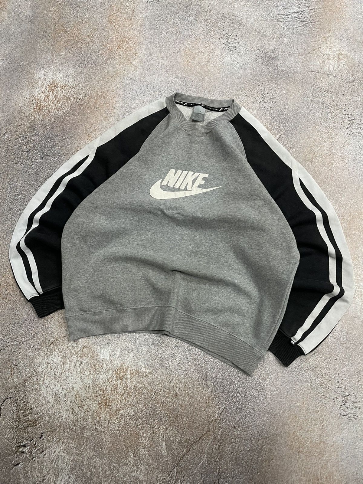 Nike Vintage Nike Center Logo Crew Neck Sweatshirt Size US L / EU 52-54 / 3 - 2 Thumbnail