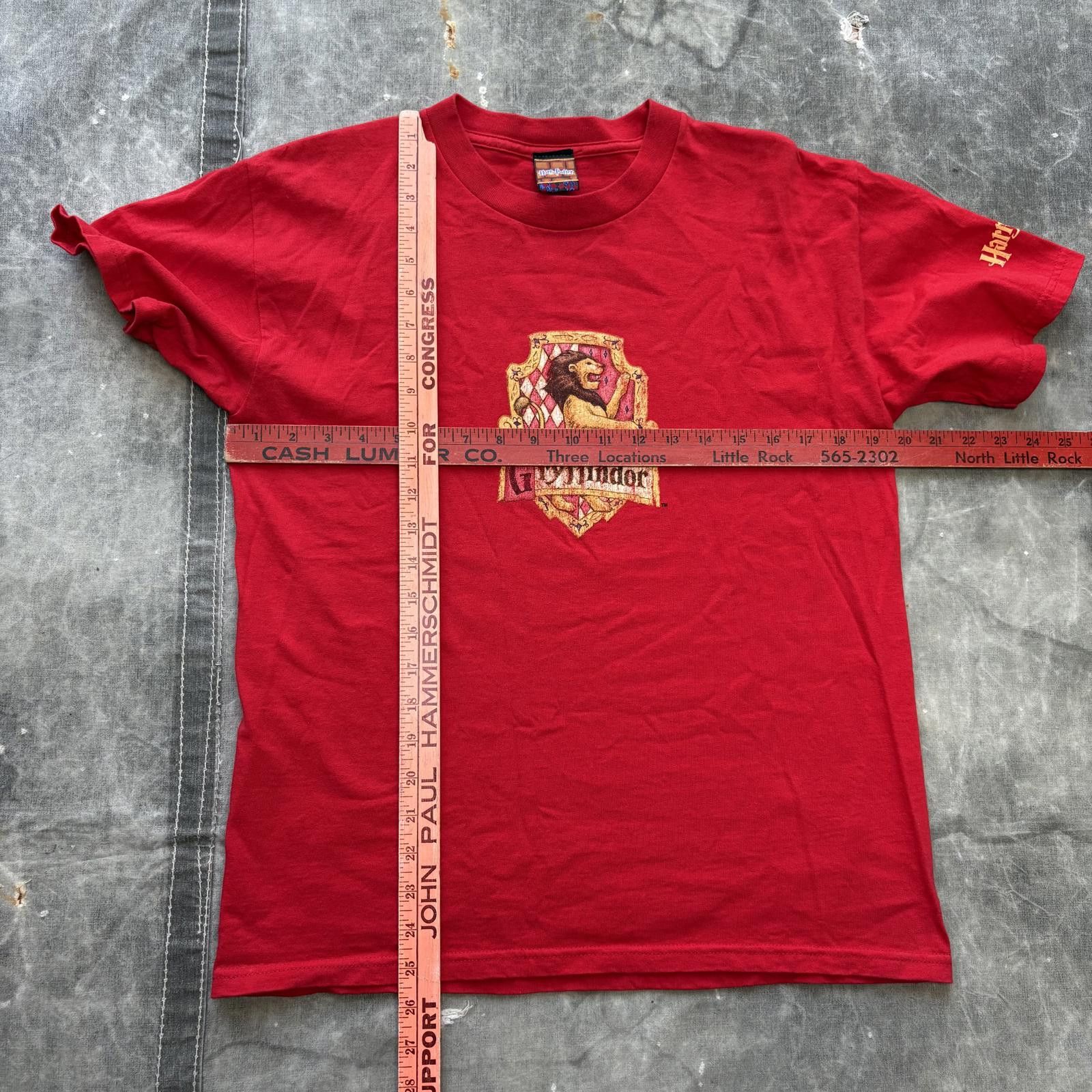 Vintage Vintage Y2K Red Harry Potter Gryffindor Crest Movie Shirt Size US M / EU 48-50 / 2 - 4 Thumbnail