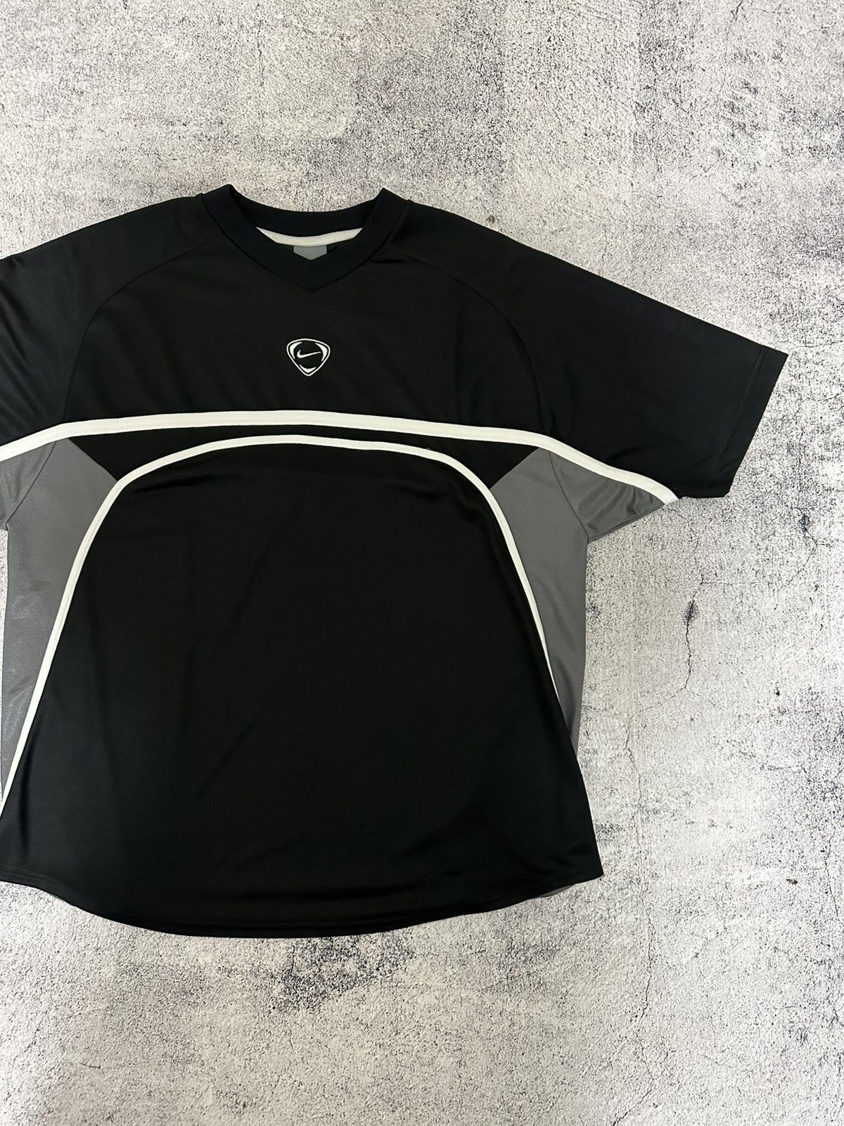 Nike Vintage Nike T-shirt Centre Logo Embroidered Gorpcore Fit Size US L / EU 52-54 / 3 - 4 Thumbnail