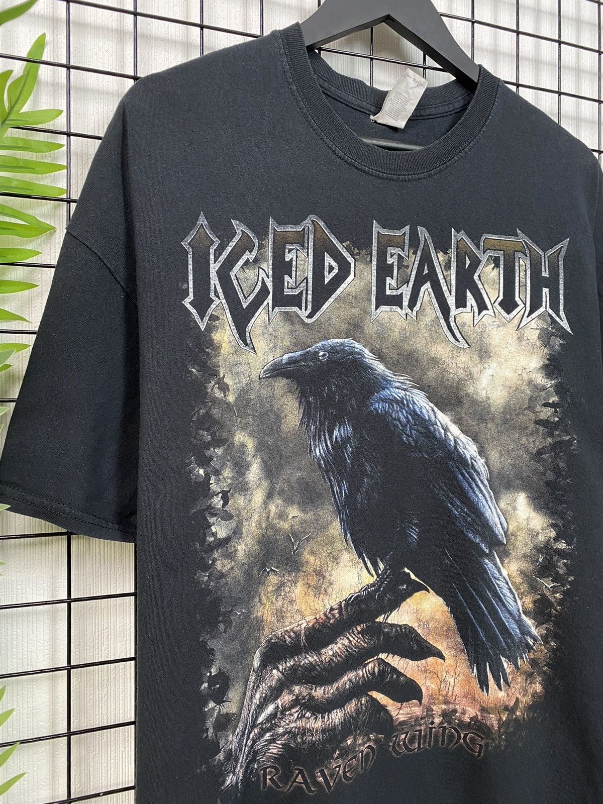Band Tees Iced Earth Band Tour Tee Vintage Vibe Tshirt men oversized L Size US XXL / EU 58 / 5 - 7 Thumbnail