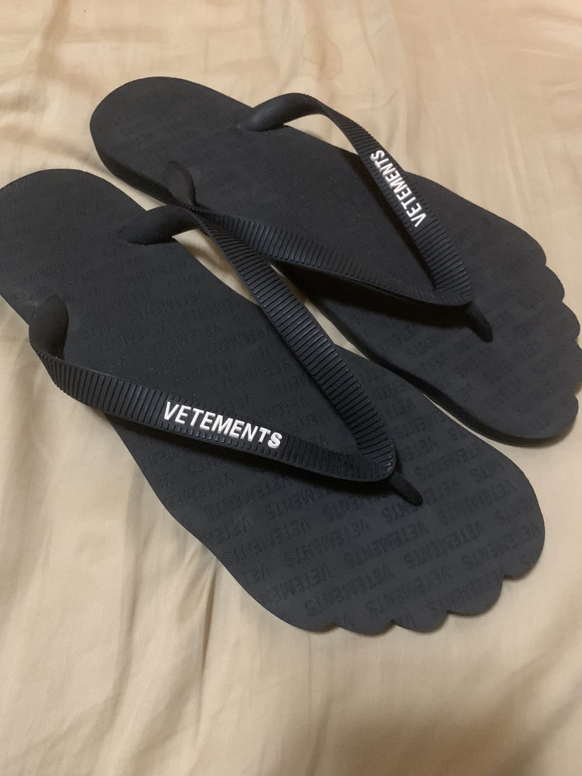 サンダル Vetements Black rubber slippers Vetements Black Rubber Slippers Black Vtmnts Uomo 44 | ModeSens
