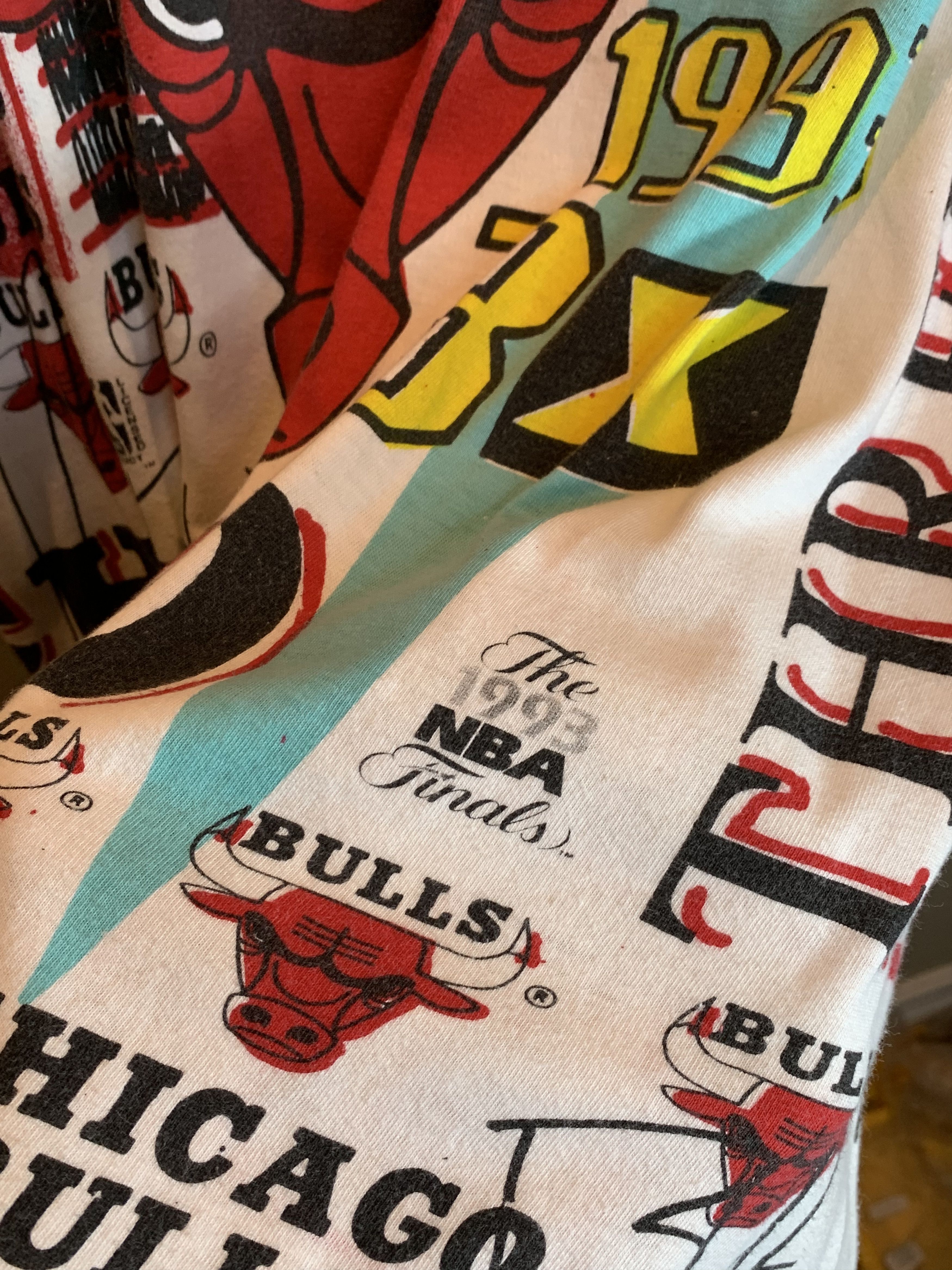 Vintage *RARE* Vintage 90s Chicago Bulls AOP NBA Magic Johnson Shirt Size US XL / EU 56 / 4 - 8 Thumbnail