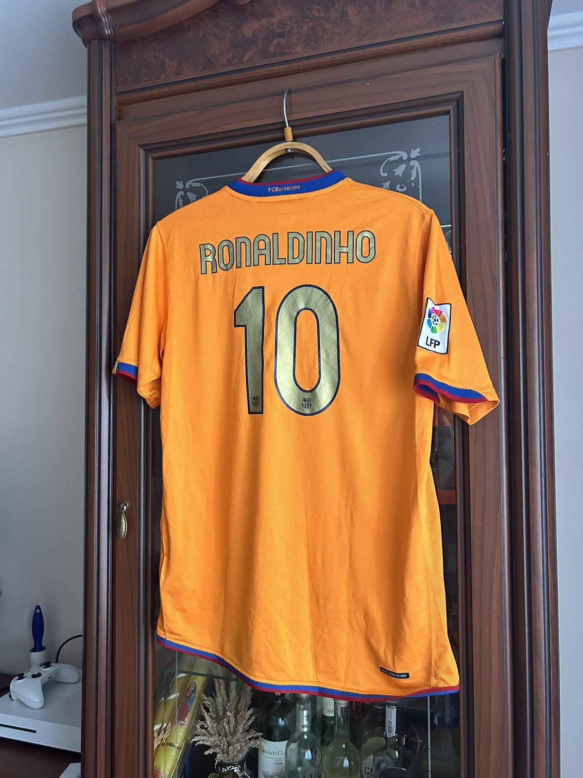 image of Nike x Soccer Jersey Barcelona Ronaldinho 10 2006/07 Away Shirt in Orange, Men's (Size Medium)