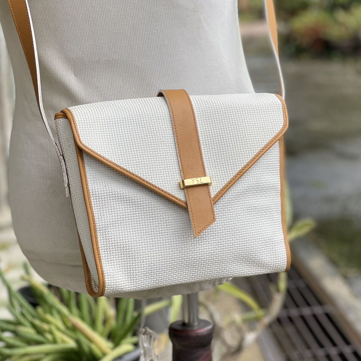 Yves Saint Laurent Vintage Yves Saint Launrent Off White/Tan Leather Crossbody Size ONE SIZE - 2 Thumbnail