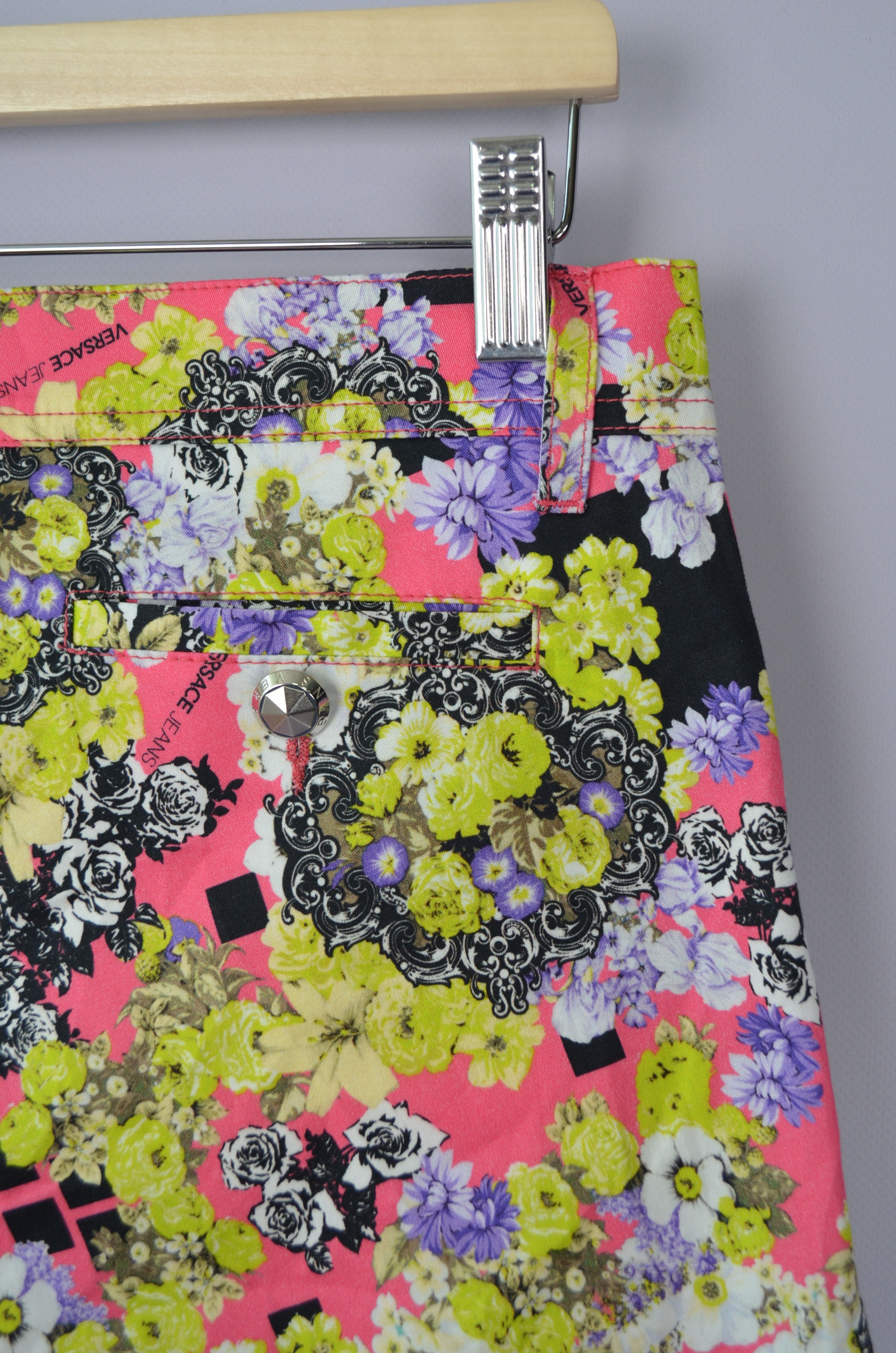 Versace × Versace Jeans Couture Versace Womens Mini Shorts Floral Print Size US6 / UK8 W28 Size 28" / US 6 / IT 42 - 10 Thumbnail